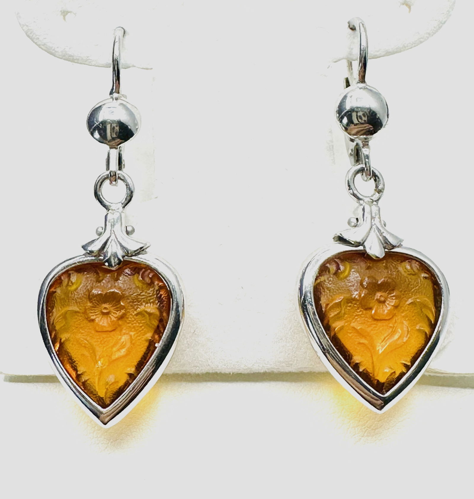 14KT White Gold * Pair Of Italian Hanging Earrings With Yellow Heart Stone - J11172: * 14KT White Gold * Pair of Italian Hanging earrings with yellow heart stone * French Clip * Earrings Weight 8.00 Grams * Measurement 40 x 15 mm * New in box * J11172