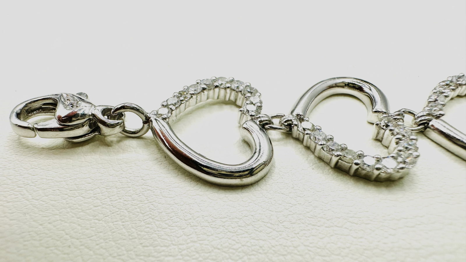 14KT White Gold 122 Pcs Diamond 3.00 Ct Loster Lock Bracelet - J11176: * 14KT White Gold * Natural Diamond Heart Shaped Bracelet; * 122 pcs diamond 3.00 carats t.w. , (2 pcs diamonds in the Lobster Lock; * Clarity VS-SI, Color G-K; * Bracelet Weight 15.70 grams * Measure