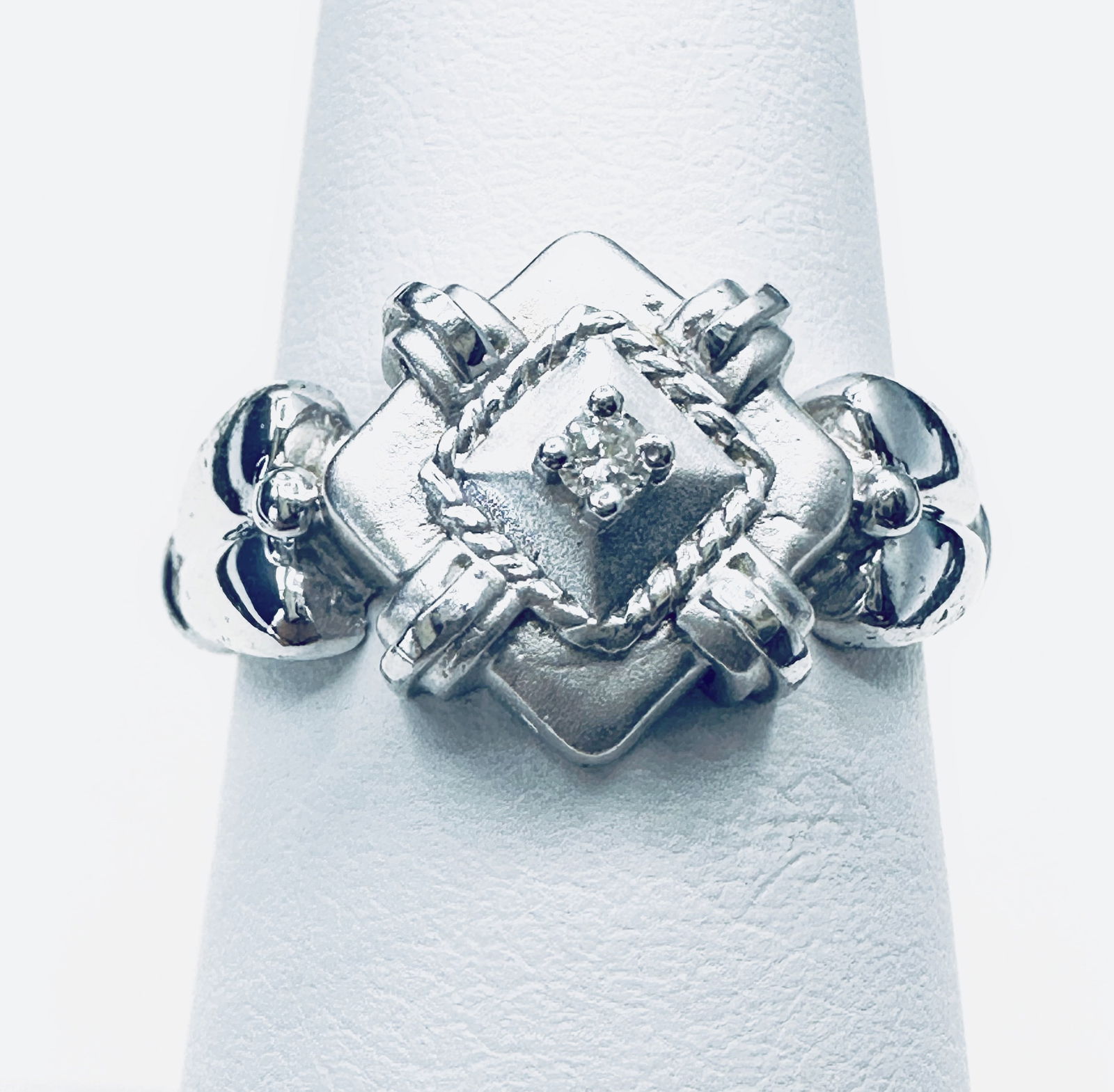 14KT White Gold Natural Diamond Fancy Ring Size 6.25 - J11188: * 14KT White Gold * Natural Diamond Fancy Ring * 1 pc diamond 0.03 carat * Clarity VS-SI, Color G-K * Ring Weight 3.90 grams * Ring Size 6.25 * Condition: New in box * J11188