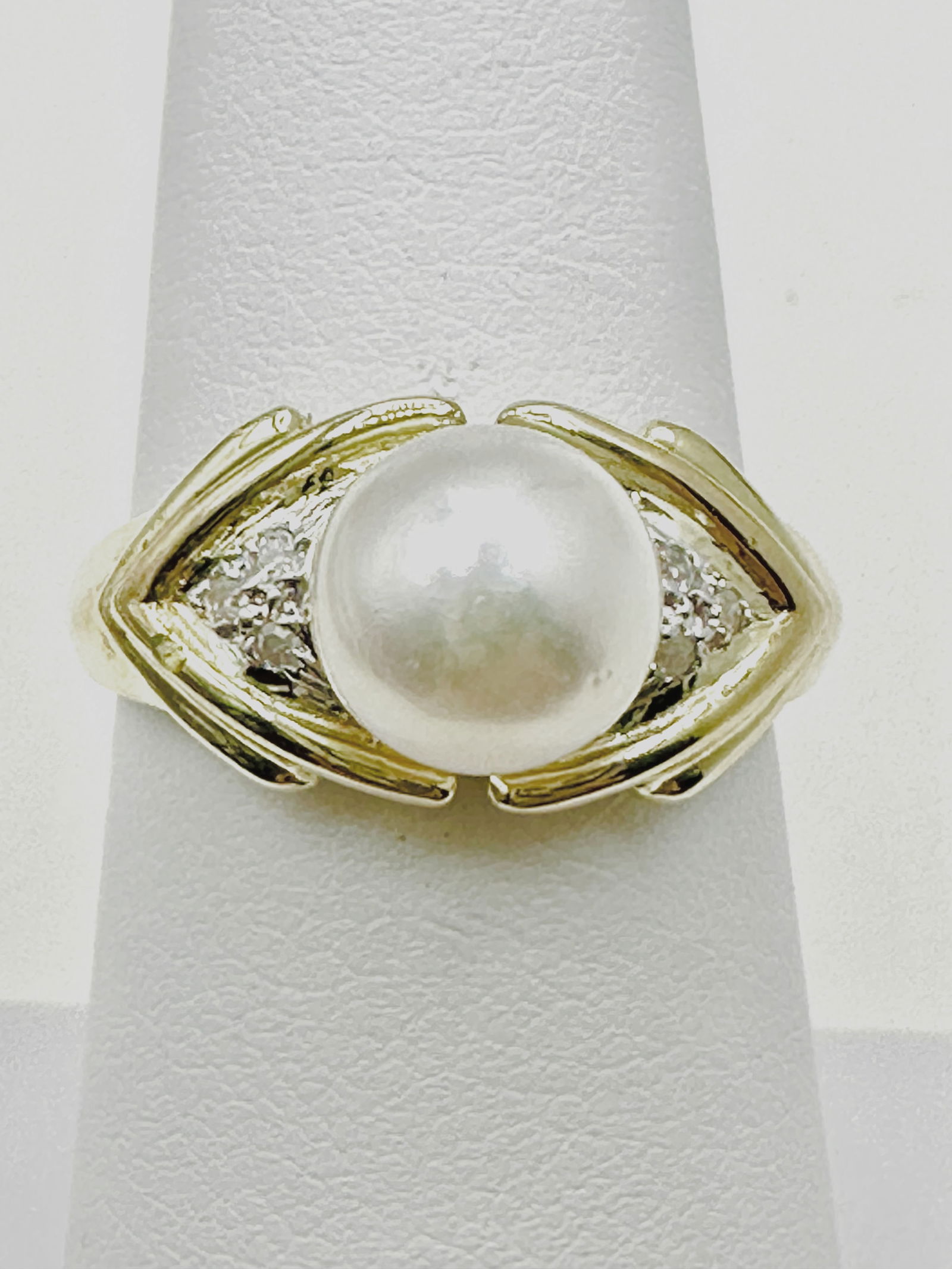 14KT Yellow Gold Diamonds And Cultured Pearl Ring Size 7 - J11228: *14KT Yellow Gold Diamonds and Cultured Pearl Ring *6 pcs diamond 0.04 carat (t.w.) *Pearl: 7.5 mm *Ring Weight: 3.10 grams, *Diamond Clarity VS-SI, Color G-K, *Condtion: New in Box, *Ring size 7, *J1