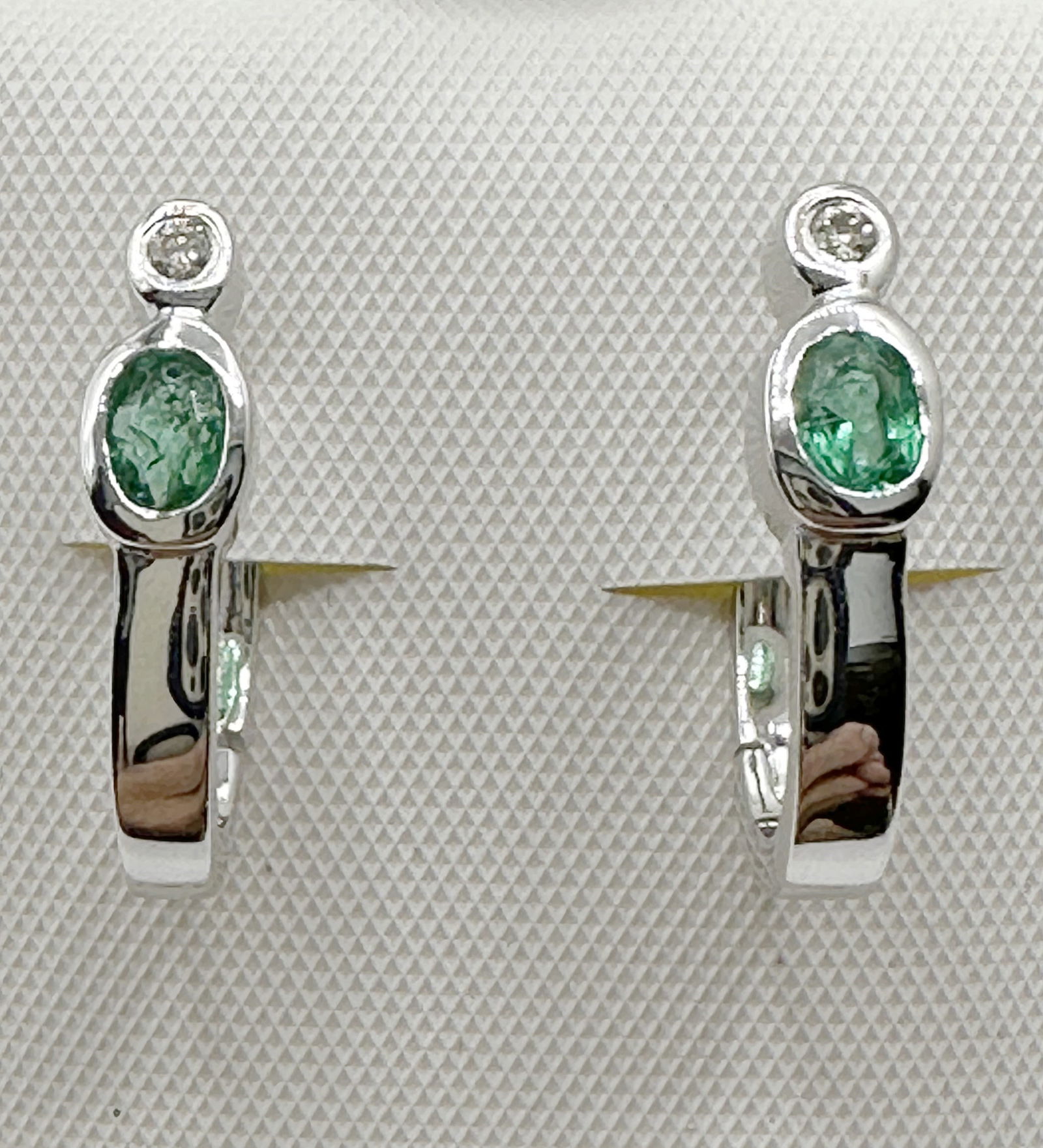 18KT White Gold Natural Diamond And Oval Emerald Earrings - J11243: *18KT White Gold Natural Diamond and Oval Emerald Earrings *2 Pcs Diamond 0.04 carat(t.w.) *2 emerald 0.30 carat (t.w.) *Lever Backs *Earrings Weight: 4.30 grams, *Diamond Clarity VS-SI, Color G-K *Co