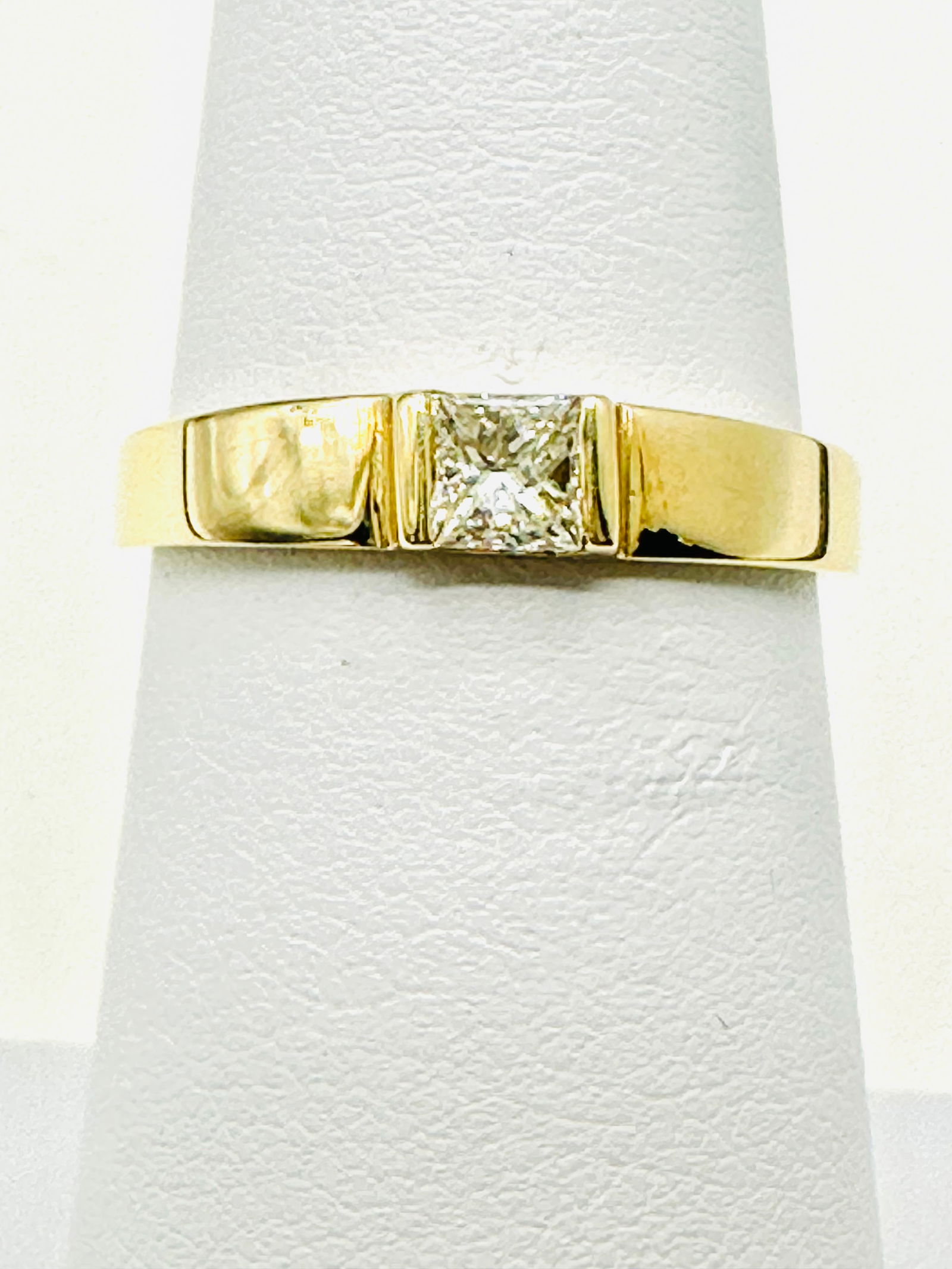 14KT Yellow Gold Natural Princess Cut Diamond Ring Size 5.75 - J11251: *14KT Yellow Gold Natural Princess Cut Diamond Ring *1 Pc Diamond 0.25 carat *Ring Weight: 1.90 grams *Ring size 5.75 *Diamond Clarity VS-SI, Color G-K, *Condition: New in Box, *J11251