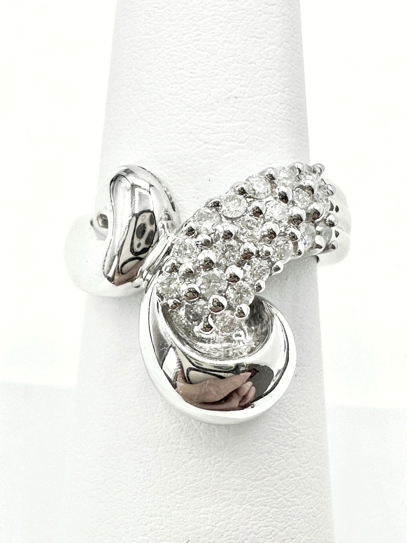 18 KT White Gold Natural Diamond Ring Size 6 - J11262: *18 KT White Gold Natural Diamond Ring *20 Pcs Diamond 0.50 carat (t.w.) *Ring Weight: 7.10 grams *Ring size 6 *Diamond Clarity VS-SI, Color G-K, *Condition: New in Box, *J11262