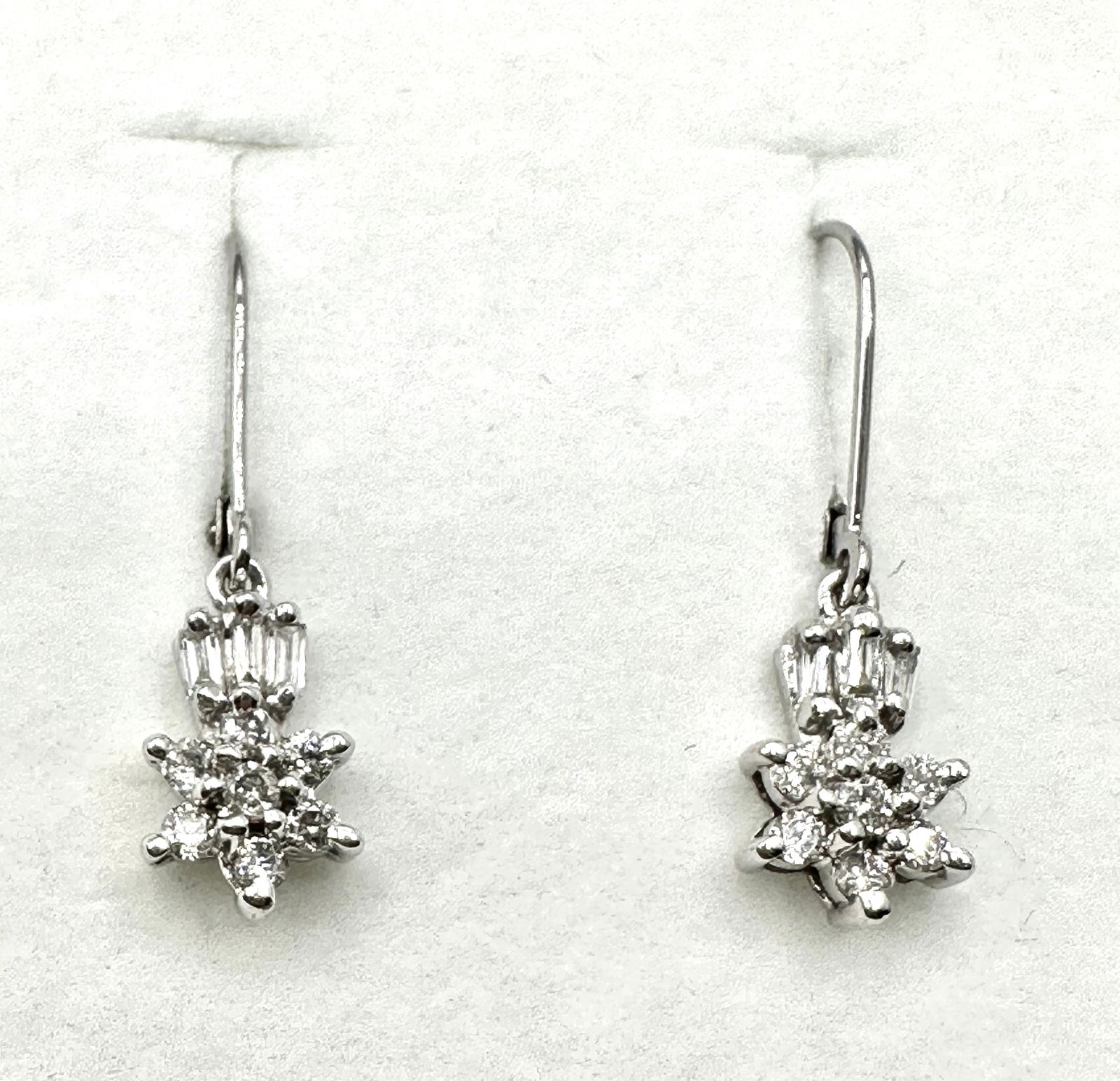 14KT White Gold Pair Of Natural Diamond Hanging Earrings - J11270: * 14KT White Gold Pair of Natural Diamond Hanging Earrings * 20 Pcs Round and Baguette Diamond 0.55 carat(t.w.) * Earrings Weight: 2.60 grams * Levered backs 27 mm x 8 mm * Diamond Clarity VS-SI, Colo