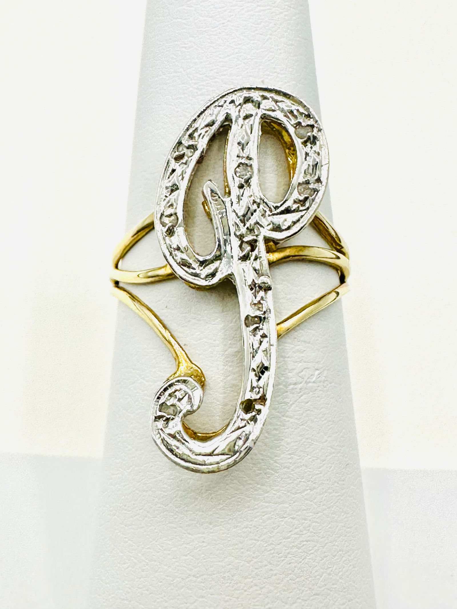 10KT Gold Initial “P??Ring, 2-Tone With Diamon Ring Size 6 - J11293: * 10KT Gold Initial “P”Ring, 2-tone with diamond * 9 Diamond 0.04 carat (t.w.) * Ring Weight: 2.2 grams * Ring size 6 * measurement: 25 mm x 10 mm * Diamond Clarity VS-SI, Color G-K, * Conditi