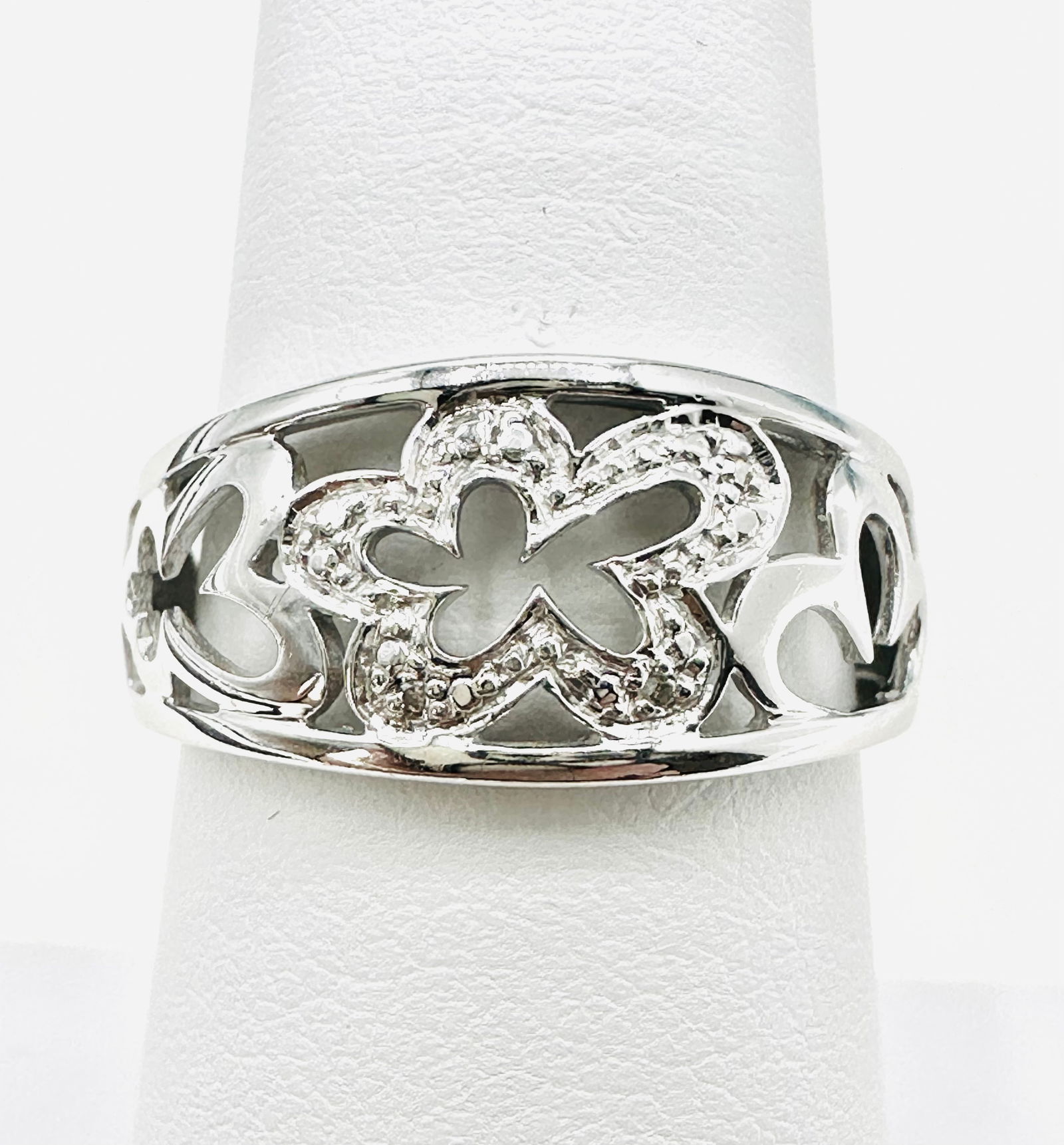 14KT White Gold Diamond Fancy Ring Size 7 -J11310: * 14KT White Gold Diamond Fancy Ring * 3 PCs Diamond 0.02 carats (t.w.) * Diamond Clarity VS-SI, Color G-K, * Condition: New in Box, * Ring Weight: 3.60 grams * Ring size 7 * J11310