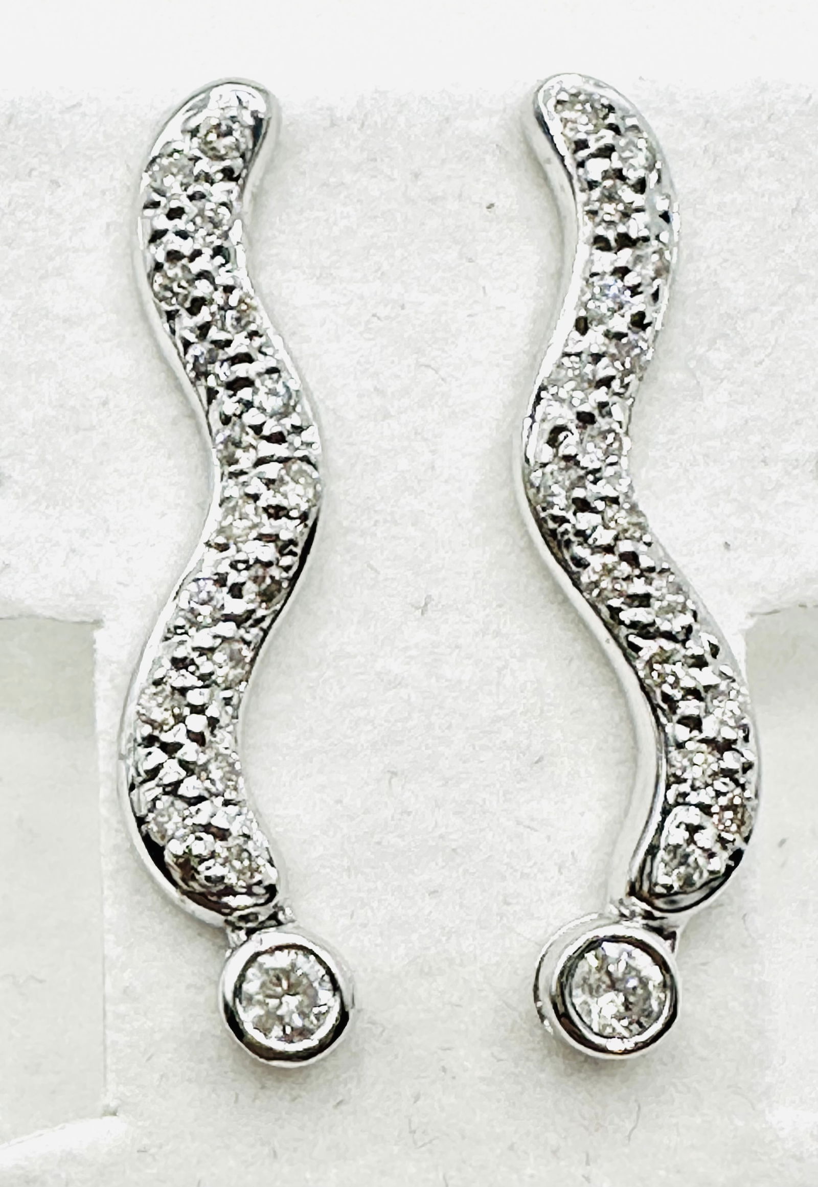 Pairs of Diamond Fancy Earrings in 14KT White Gold - J11318: * Pairs of Diamond Fancy Earrings in 14KT White Gold * 36 pcs Diamond 0.65 carats (t.w.) * Length 28 mm * Earrings Weight: 3.60 grams * Diamond Clarity VS-SI, Color G-K, * Condition: New in Box * J113