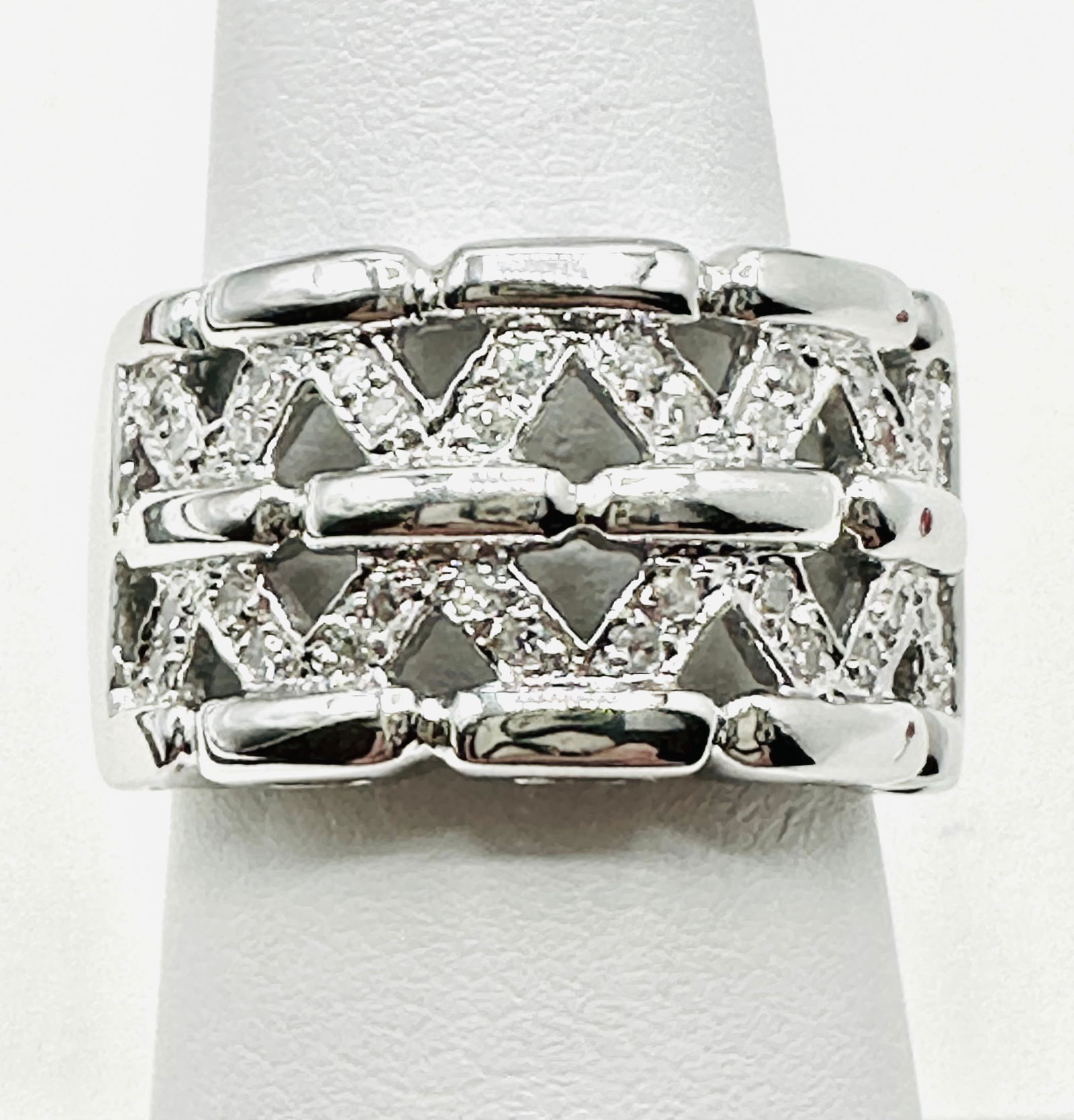 14KT White Gold Diamond Fancy Band Ring Size 6.25 - J11325: * 14KT White Gold Diamond Fancy Band * 32 pcs Diamond 0.35 carat (t.w.) * Ring Weight: 6.90 grams * Ring size 6.25 * Diamond Clarity VS-I, Color G-K, * Condition: New in Box * J11325