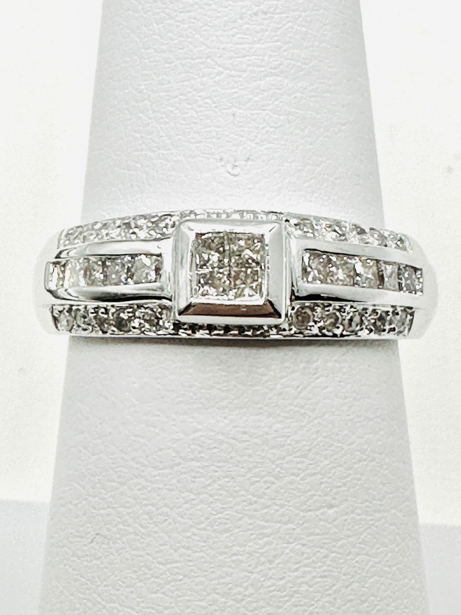 14KT White Gold Diamond Fancy Ring Size 7 - J11332 (1 of 3)