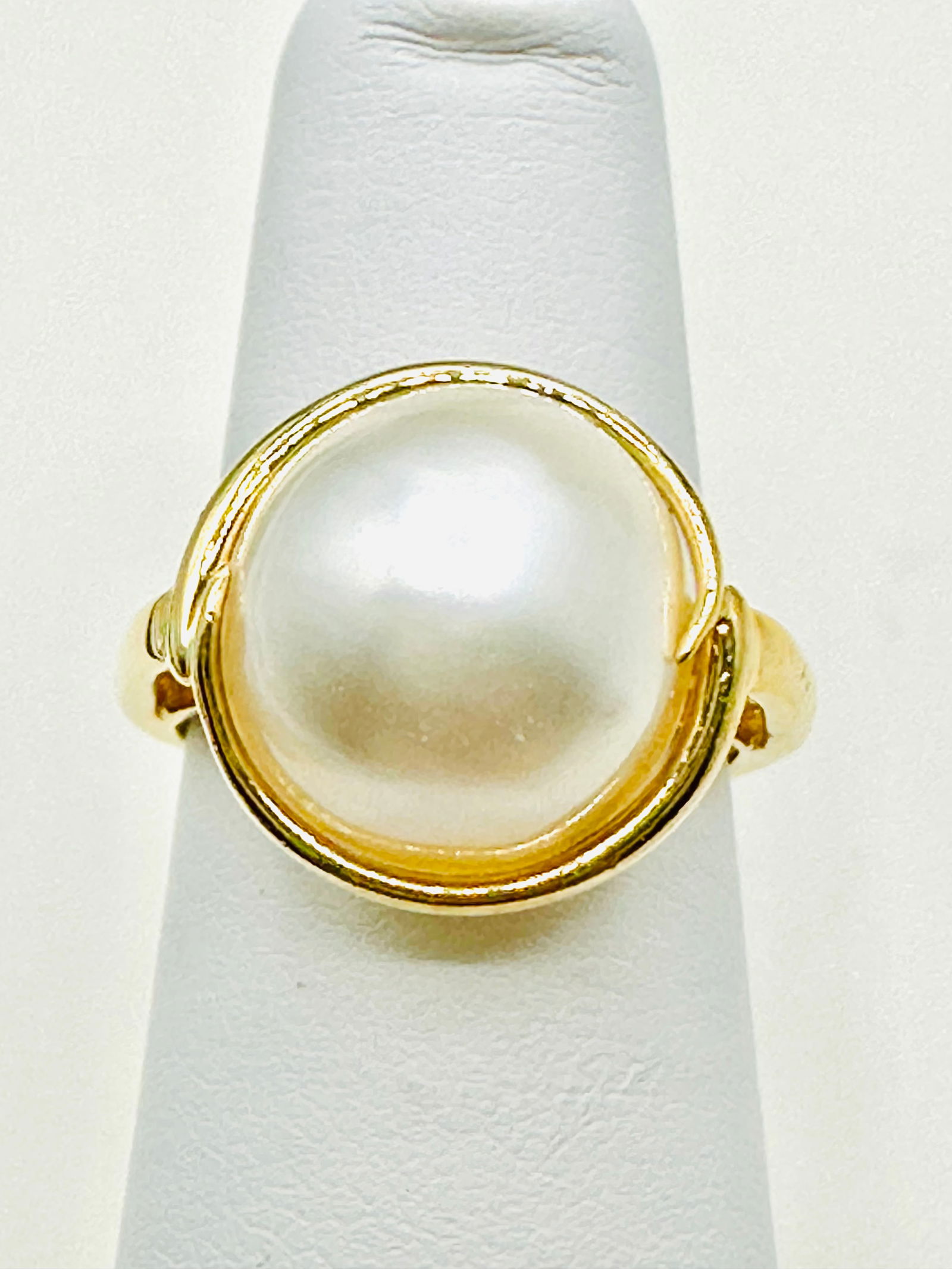 14KT Yellow Gold Mobe Pearl Ring Size 5 - J11350 (1 of 3)