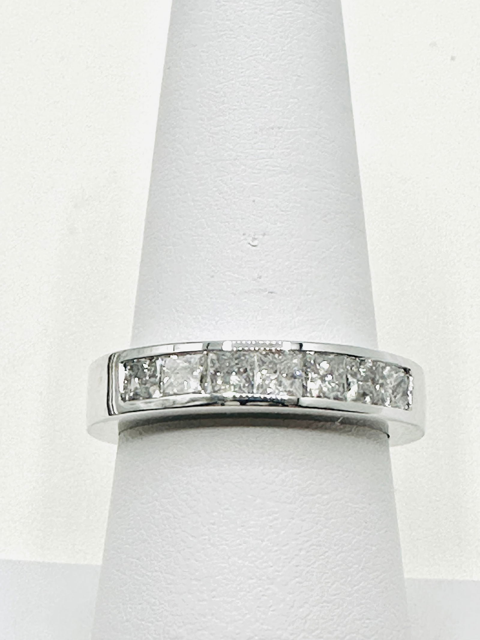 14KT White Gold Natural Diamond Band Ring Size 7.5 - J11392: * 14KT White Gold Natural Diamond Band * 7 pcs Princess cut diamond 1.00 carat(t.w.) * Diamond Clarity VS-SI, Color G-K, * Condition: New in Box * Ring Weight: 5.20 grams * Ring size 7.5 * J11392