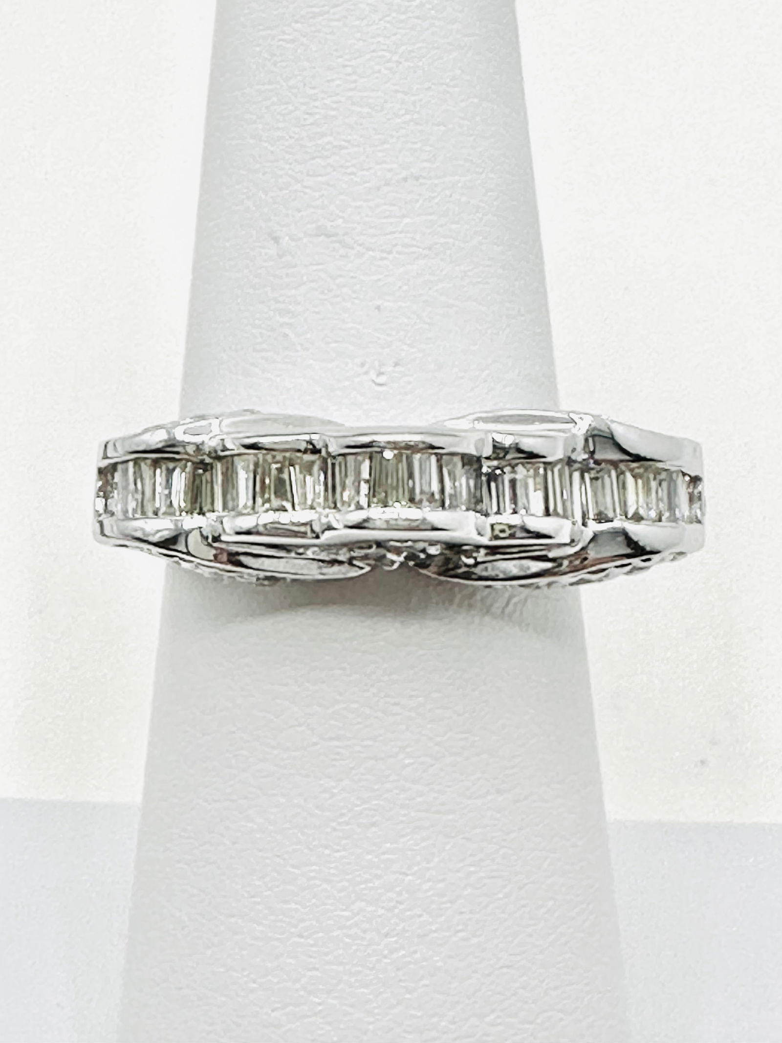 18 KT White Gold Natural Diamond Lady’s Ring Size 6.5 - J11421: * 18 KT White Gold * Natural Diamond Lady’s Ring * Round and Baguette cut diamond 1.17 carats (t.w.) * Diamond Clarity VS-I, Color G-K, * Condition: New in Box * Ring Weight: 7.00 grams * Ring size