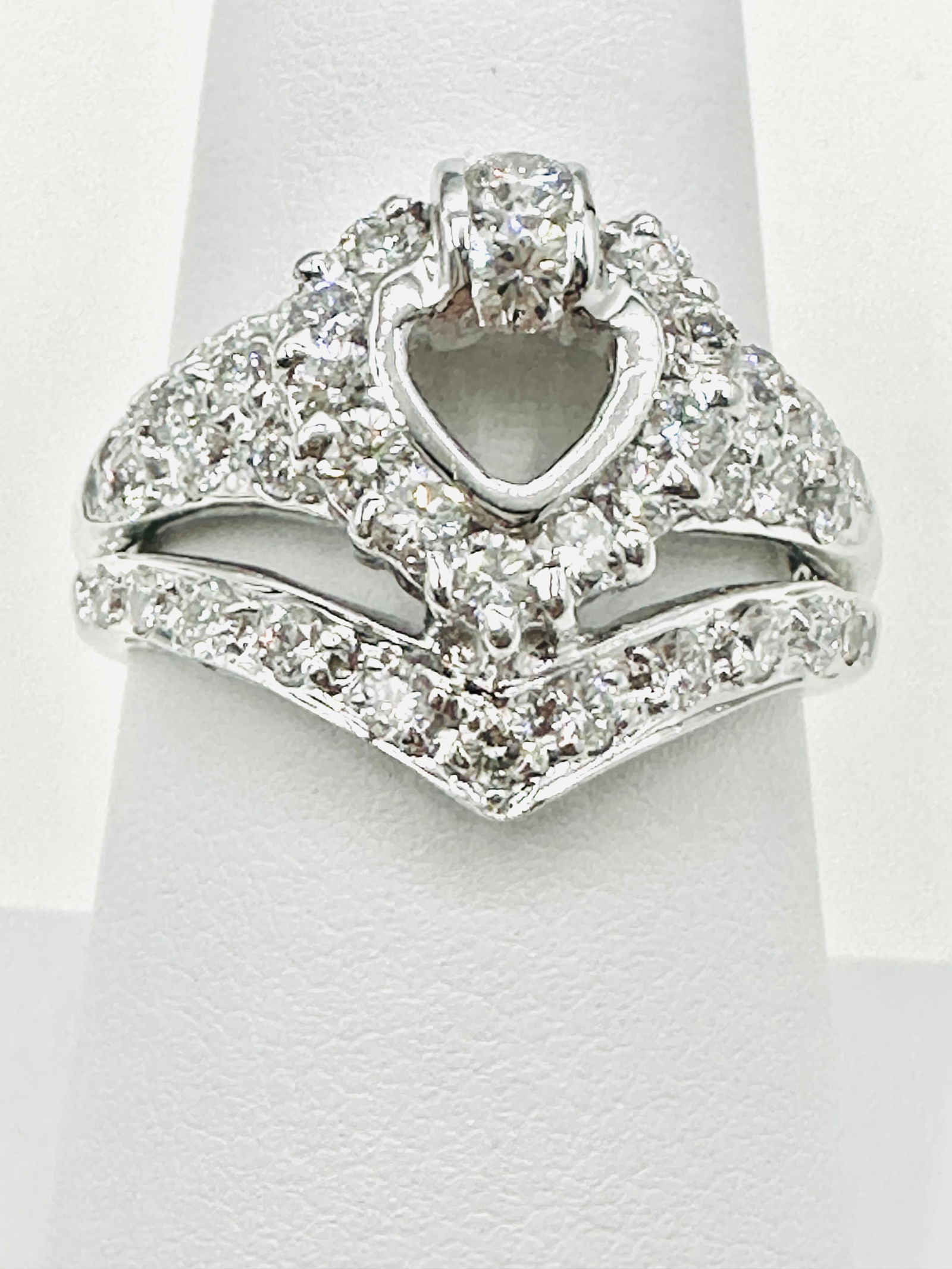 18KT White Gold Natural Diamond Ladys Heart Ring Size 7 - J11422: * 18KT White Gold * Natural Diamond Lady’s Heart Ring * 43 pcs diamond 1.65 carats (t.w.) * Diamond Clarity VS-I, Color G-K, * Condition: New in Box * Ring Weight: 6.30 grams * Ring size 7 * J11422