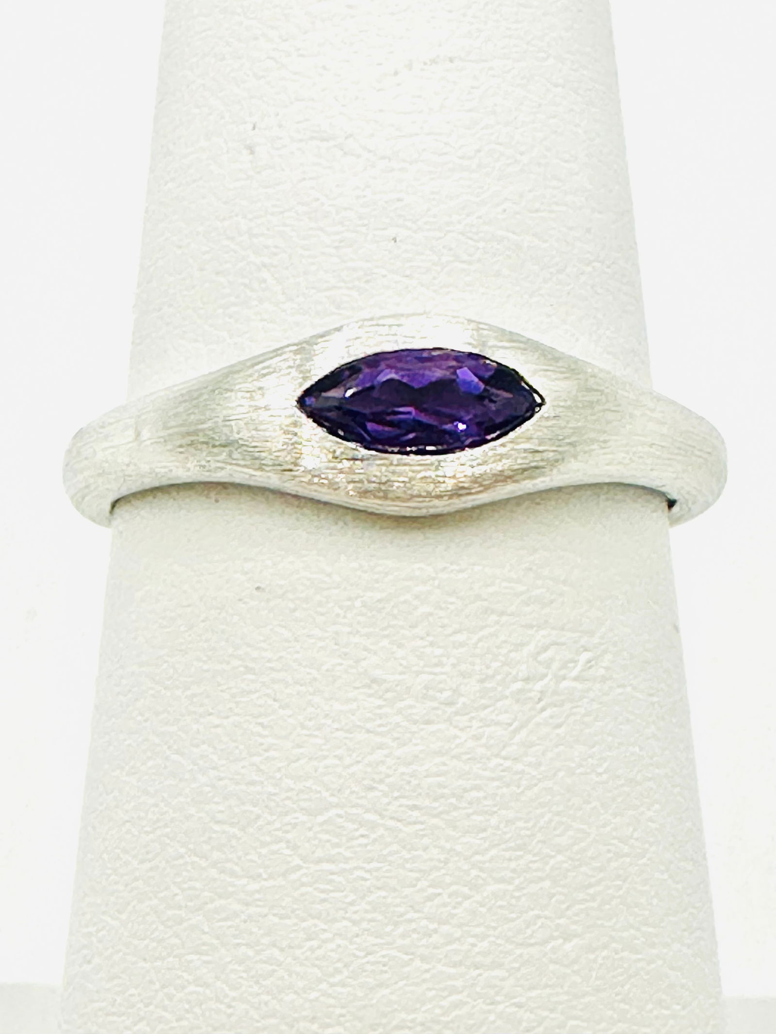 18Karat White Gold Amethyst Ring Size 6 - J11453 (1 of 3)