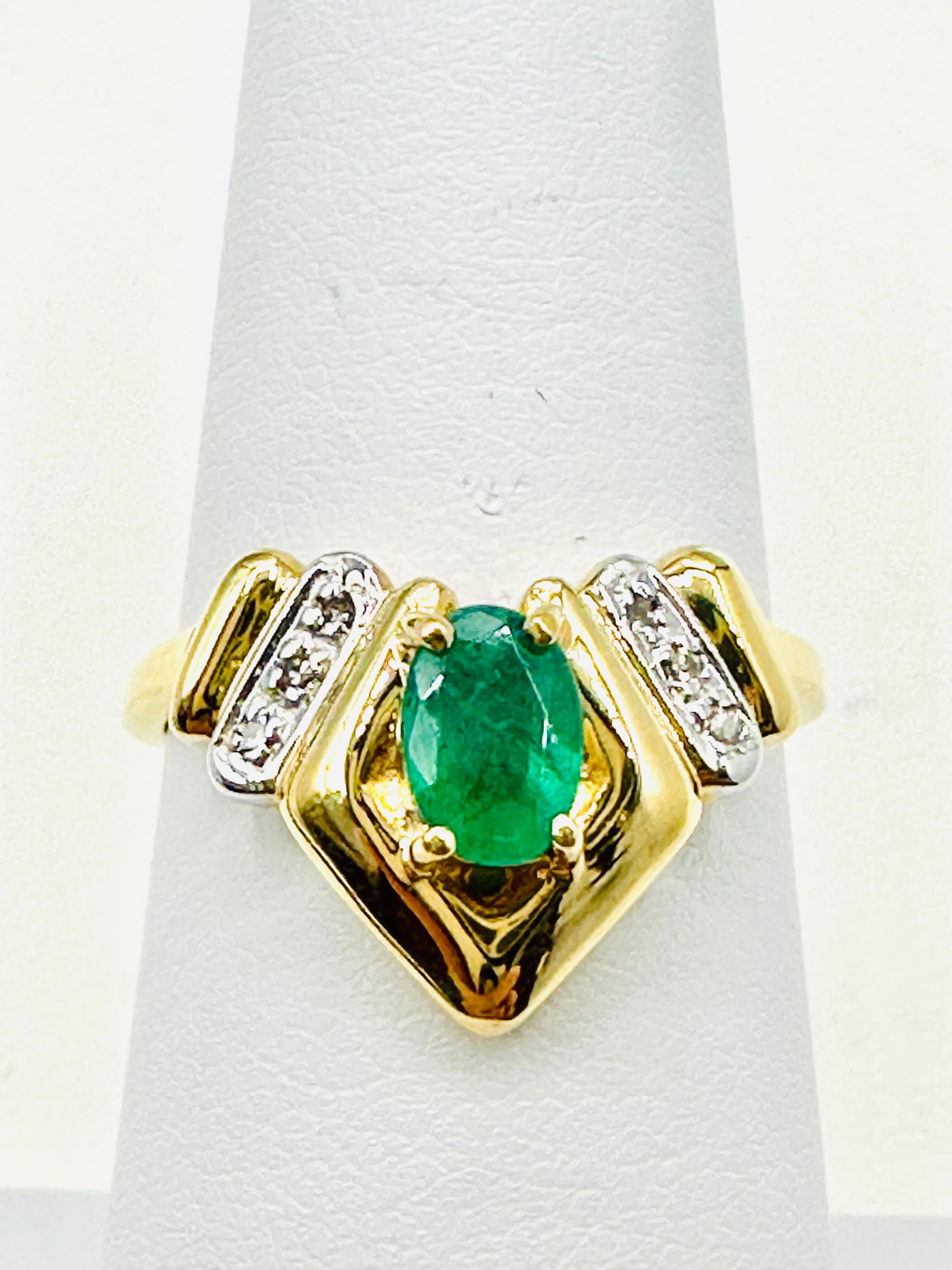14 Karat Yellow Gold Natural Diamond And Natural Emerald V Shaped Ring Size 6.5 - J11468 (1 of 3)