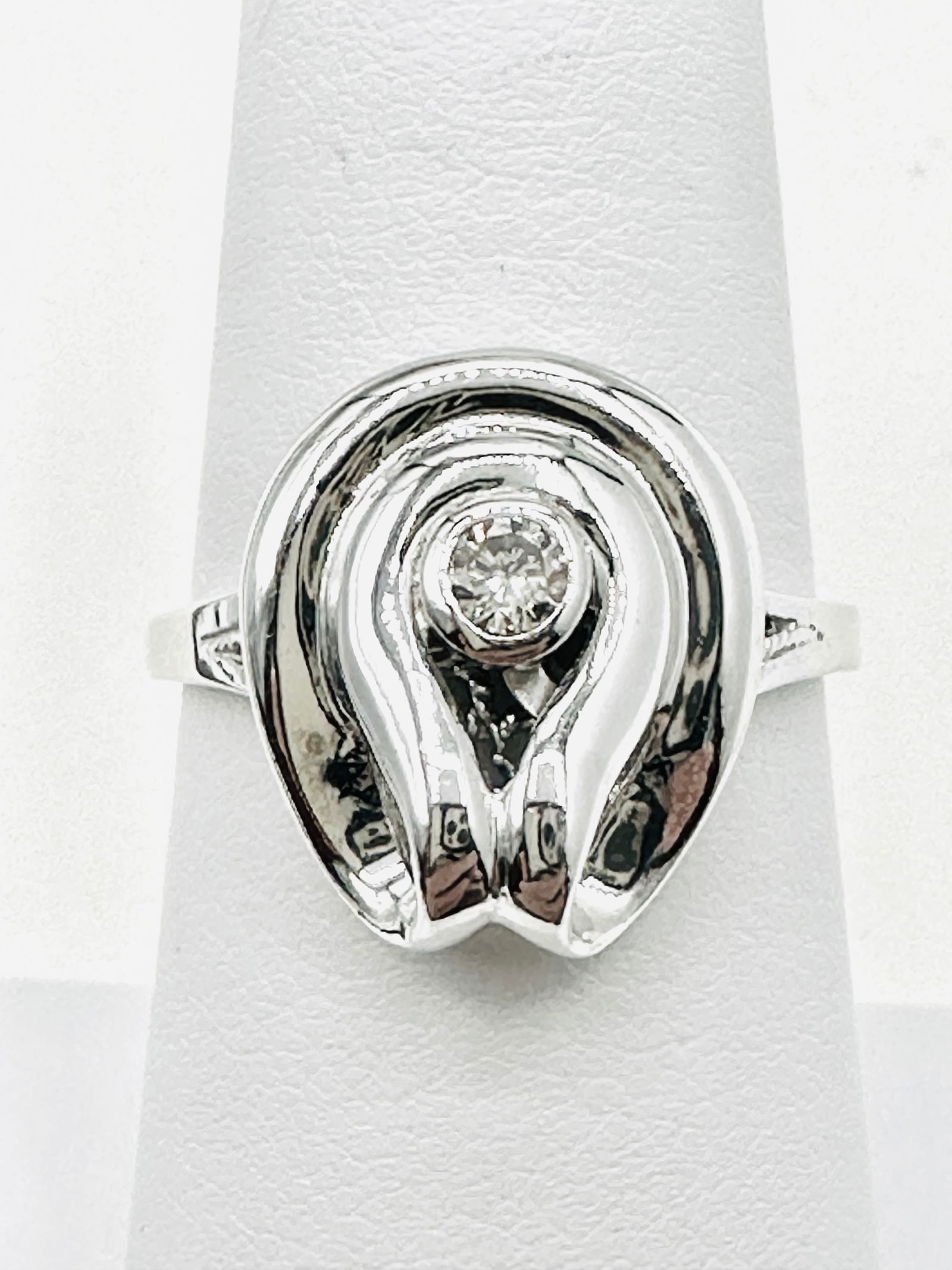 14Karat White Gold Natural Diamond Ring Size 7 - J11487: * 14Karat White Gold * Natural Diamond Ring * 1 pc diamond 0.10carat * Diamond Clarity VS-I, Color G-K * Ring Weight: 3.10 grams * Ring size 7 * Condition: New in Box * J11487