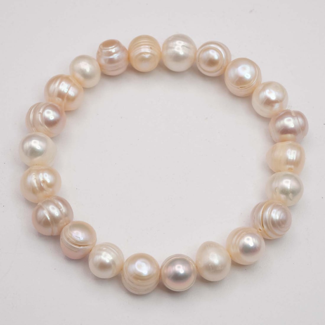 Freshwater Pearl Bracelet: Medium: Pearl Size: 10x10mm Age/Detail: Freshwater Condition: great overall, check photo for condition reference. Provenance: Collection from Estate in Williamsburg LiveShipping is NOT a part of the a