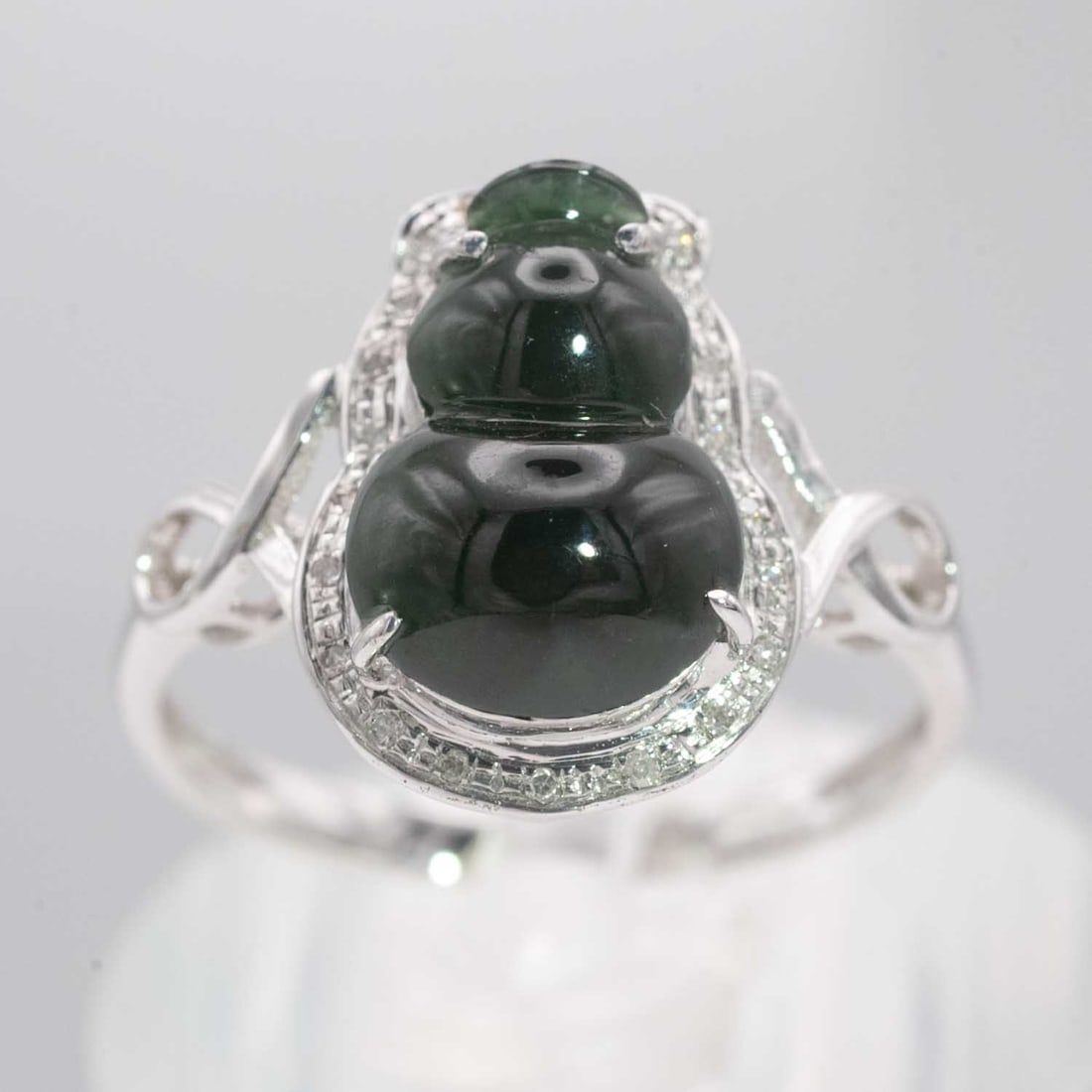 18k White Gold Natural Icy Green Jade Gourd Ring: Medium: Natural Icy Green JadeSize: US6.25, 2.3gramAge/Detail: 18k White GoldCondition: great overall, check photo for condition reference.Provenance:Collection from Estate in WilliamsburgLiveShipping