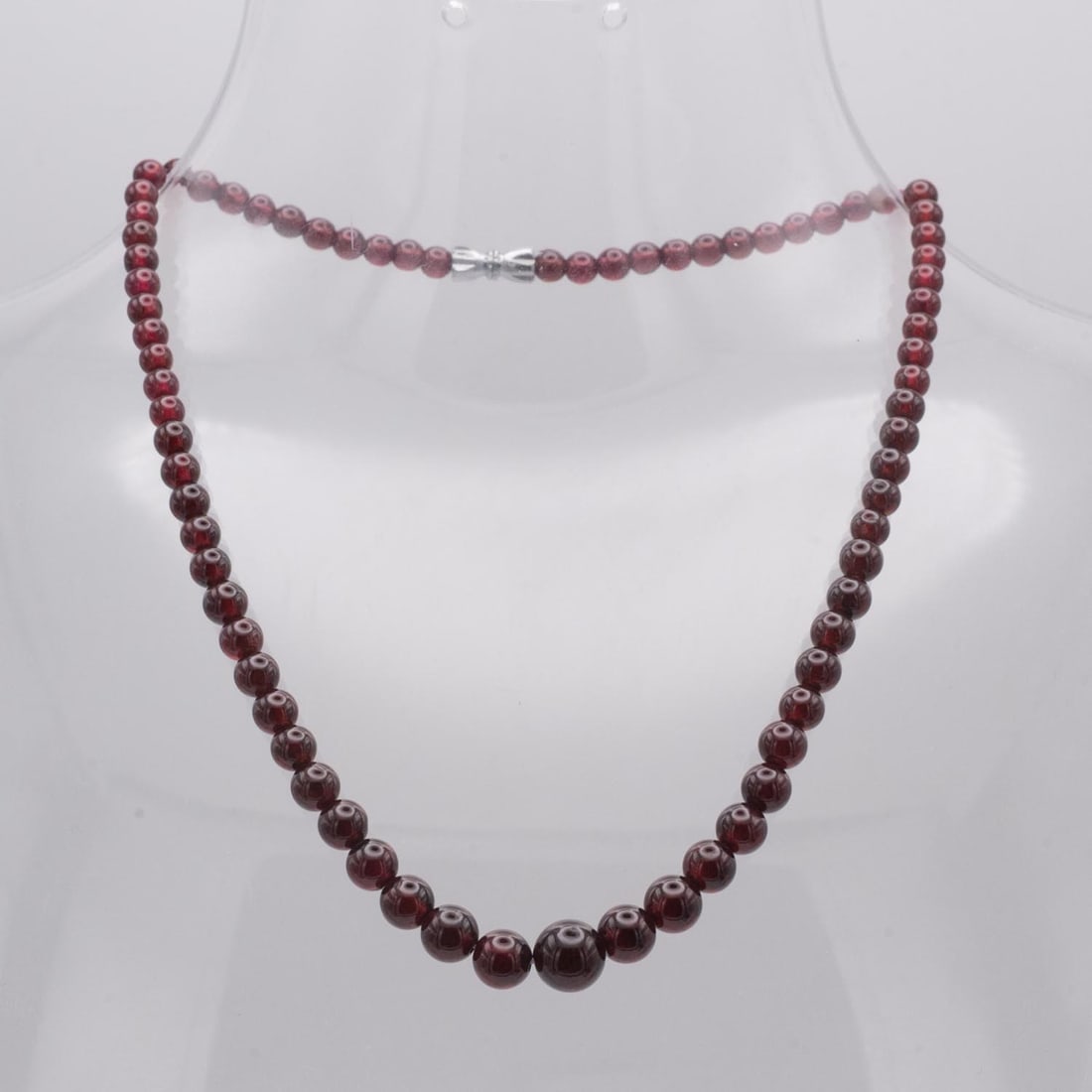 Vintage Natural Garnet Bead Necklace: Medium: Garnet Size: 14 inches Age/Detail: Vintage Natural Condition: great overall, check photo for condition reference. Provenance: Collection from Estate in Williamsburg LiveShipping is NOT a part