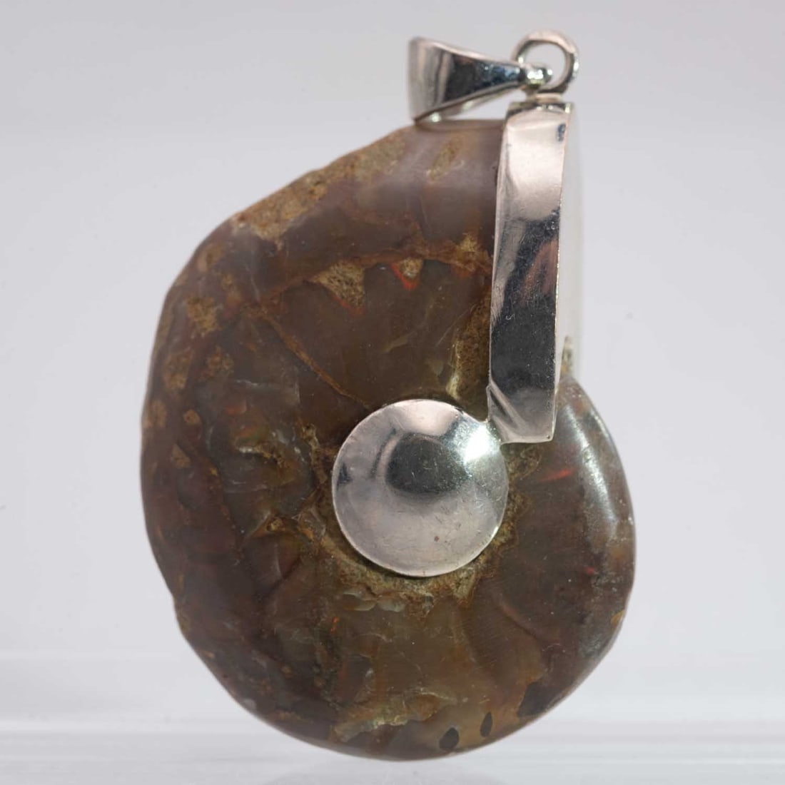 Old Opalized Ammolite Fossil Pendant: Medium: Opalized Ammolite FossilSize: 1.5x1x0.5 inchesAge/Detail: OldCondition: great overall, check photo for condition reference.Provenance:Collection from Estate in WilliamsburgLiveShipping is NOT