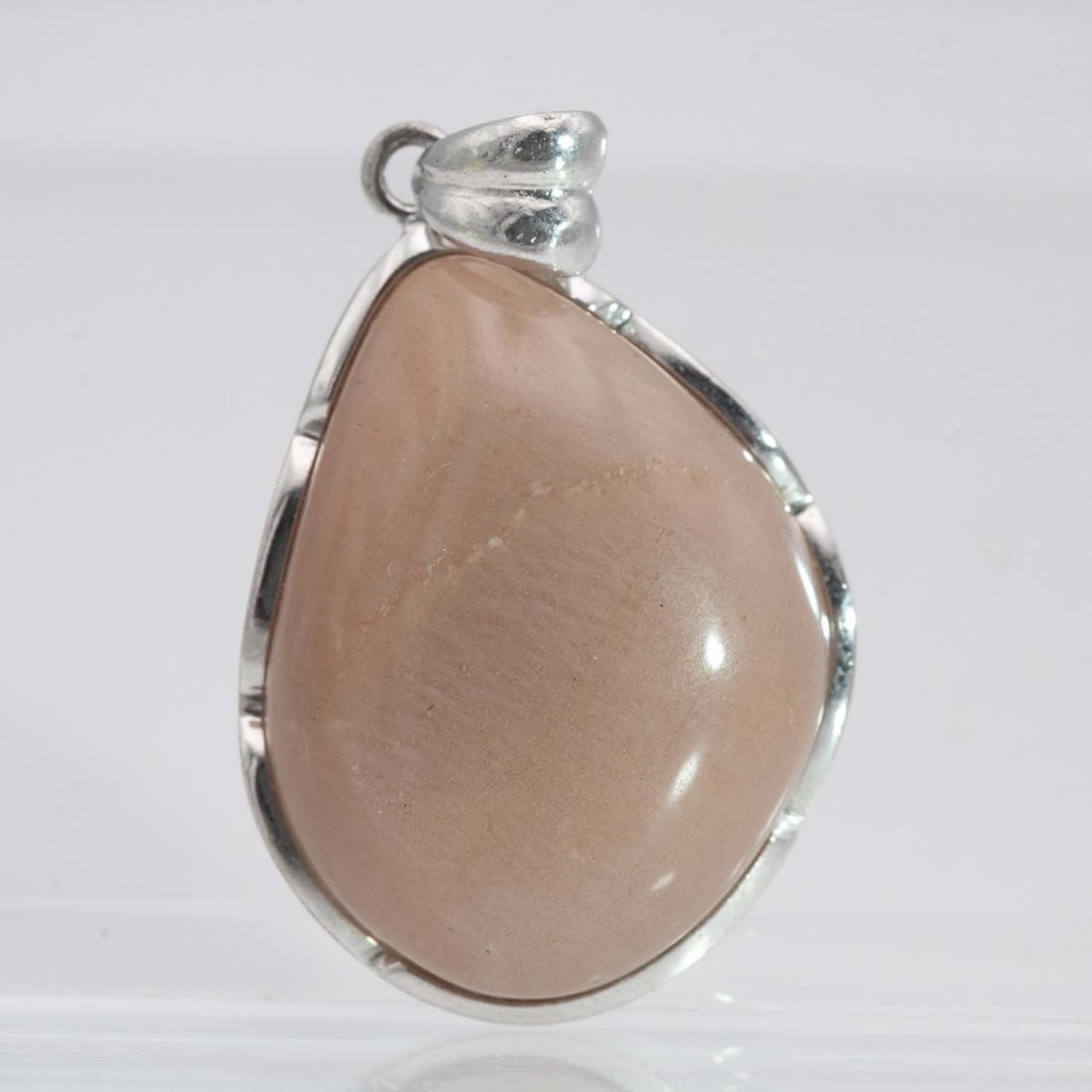 S925 Vintage Peach Agate Pendant: Medium: Peach AgateSize: 0.8x1x0.4 inchesAge/Detail: S925 VintageCondition: great overall, check photo for condition reference.Provenance:Collection from Estate in WilliamsburgLiveShipping is NOT a pa