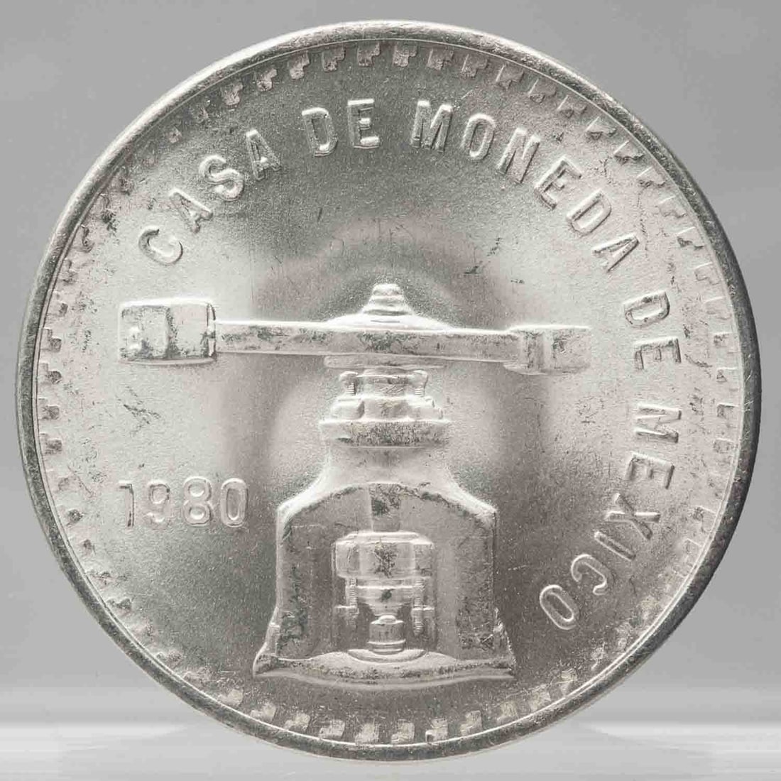 1980 Mexican Balance Scale Peso Silver Onza Coin: Subject: Mexican Peso Silver Onza Coin Medium: 925 Silver Year: 1980 Condition: AU+ Note: Any condition statement is given as an opinion and should not be treated as a statement of fact. Please see