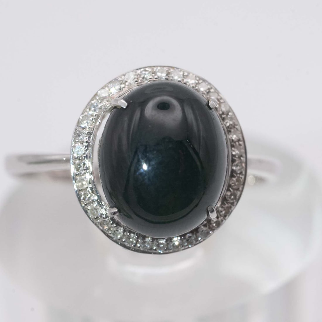 14k White Gold Green Jadeite Ring: Medium: Green Jadeite Size: US6, 2.4gram Age/Detail: 14k White Gold Condition: great overall, check photo for condition reference. Provenance: Collection from Estate in Williamsburg LiveShipping is NO