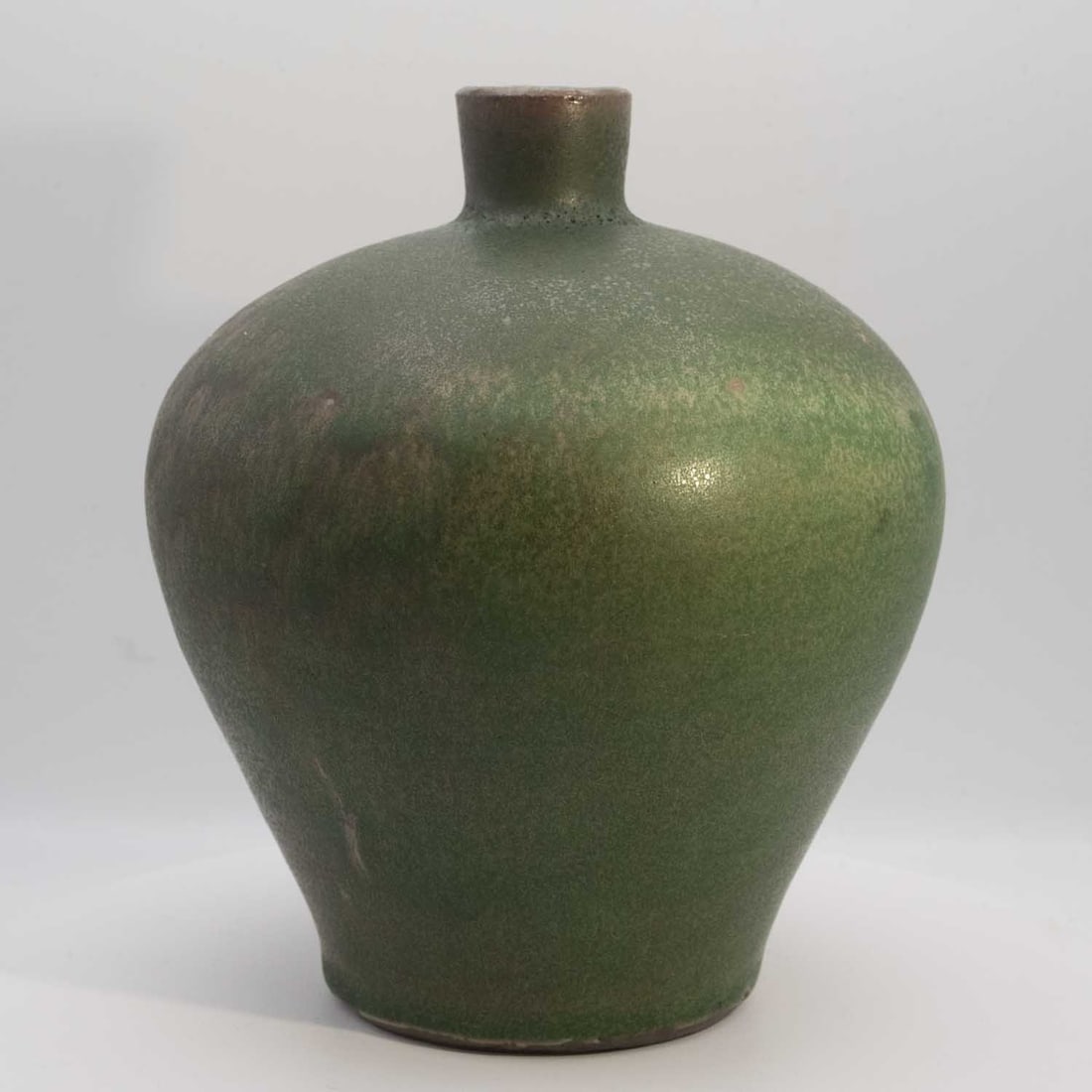 Old Chinese Green Glazed Porcelain Wine Jar: Medium: Green Glazed Porcelain Size: 5.3x5.3x6 inches Age/Detail: Old Chinese Condition: great overall, check photo for condition reference. Provenance: Collection from Estate in Williamsburg LiveShip