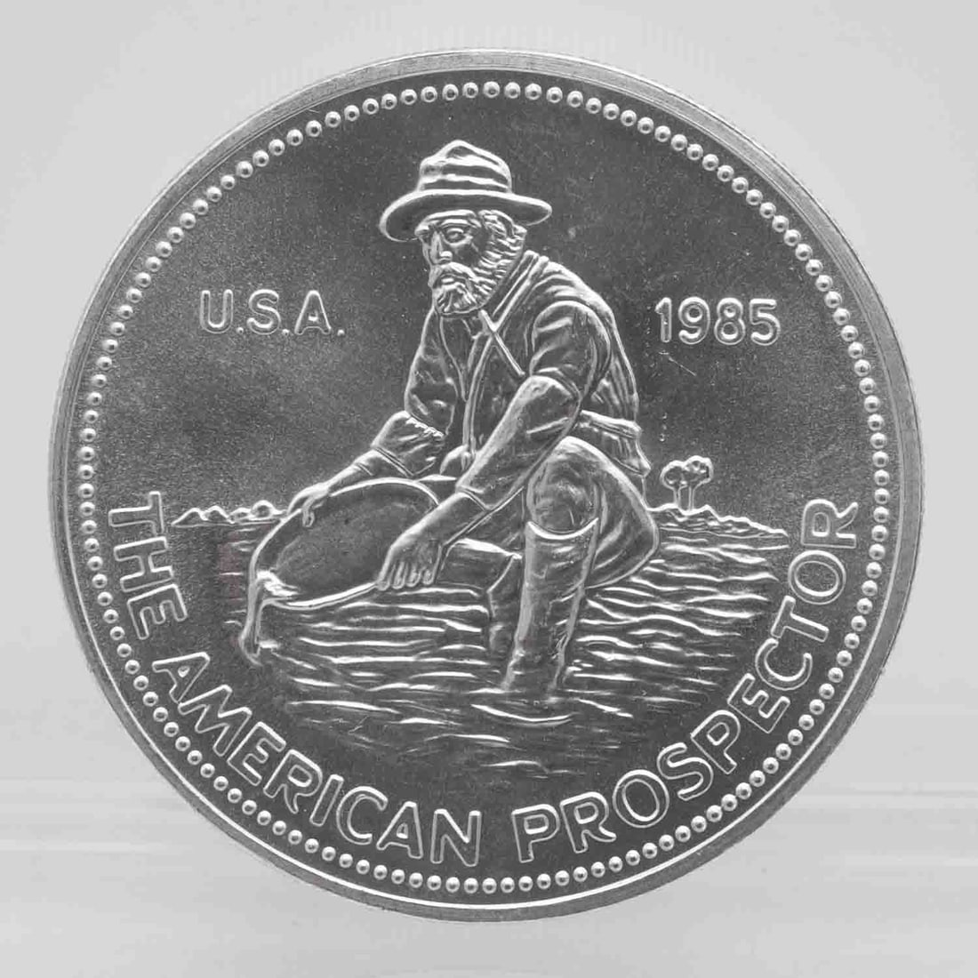 1985 Engelhard American Prospector 1oz Silver Round: MLC25011018 Subject: Engelhard American Prospector 1oz Silver Round Medium: 999 Silver Year: 1985 Condition: AU Note: Any condition statement is given as an opinion and should not be treated as a stat