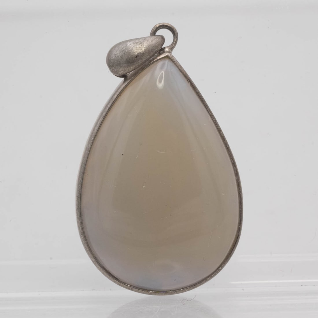 Sterling Silver Bezel Natural Agate Teardrop Pendant: Medium: Natural Agate Size: 1.3x0.8x0.3 inches Age/Detail: Sterling Silver Bezel Condition: great overall, check photo for condition reference. Provenance: Collection from Estate in Williamsburg 