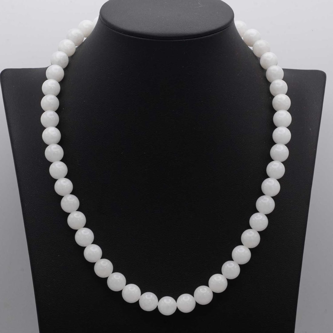 Natural White Jadeite Bead Necklace: Medium: White Jadeite Size: 17inches long Age/Detail: Natural Condition: great overall, check photo for condition reference. Provenance: Collection from Estate in Williamsburg LiveShipping is NOT a pa