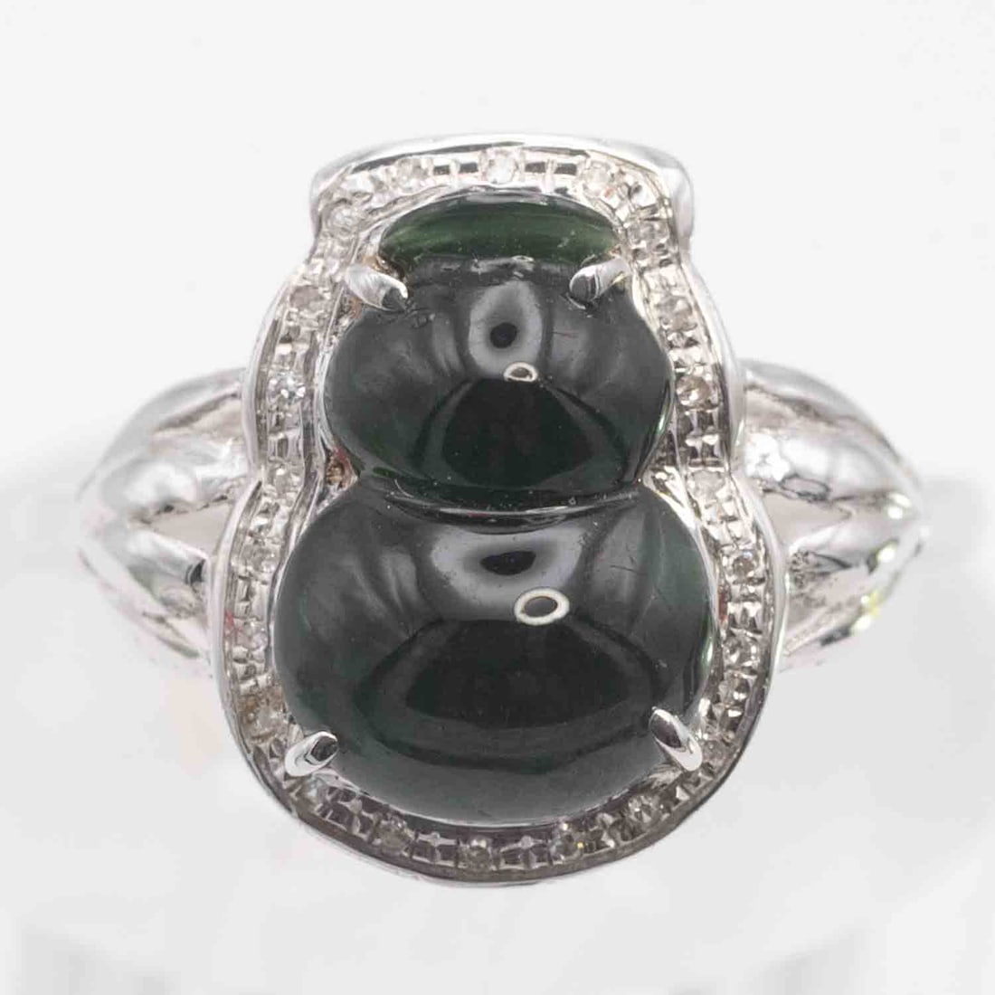 14k White Gold Icy Green Jadeite And Diamond Gourd Ring: Medium: Icy Green Jadeite And Diamond Size: US6.25, 2gram Age/Detail: 14k White Gold Condition: great overall, check photo for condition reference. Provenance: Collection from Estate in Williamsburg L