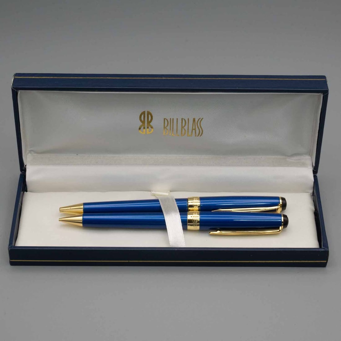 Bill Blass Pen And Pencil Set: Medium: Pen And Pencil Size: 7x2.5x1.3 inches box, 5.3inches pen Age/Detail: Bill Blass Condition: great overall, check photo for condition reference. Provenance: Collection from Estate in Williamsbur