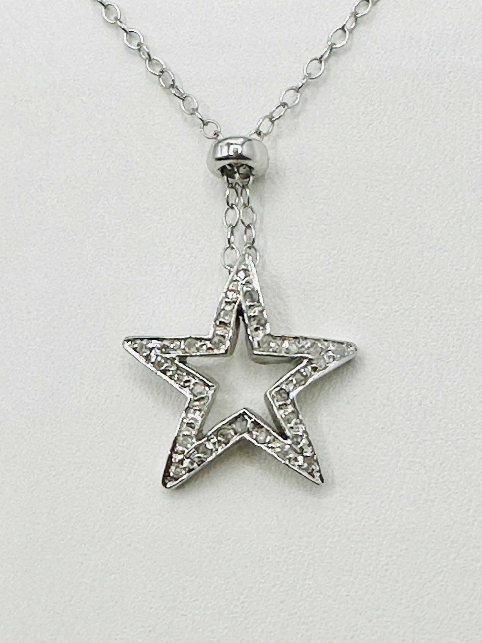 Natural Diamond Star Pendant and Chain 14KT White Gold # 2517: # 2517 Natural Diamond Star Pendant and Chain 14KT White Gold 30 pieces diamond 0.25 carat(t.w.) 18” chain with spring ring clasp closure Pendant and Chain Weight: 2.40 grams (t.w.) Pendant size