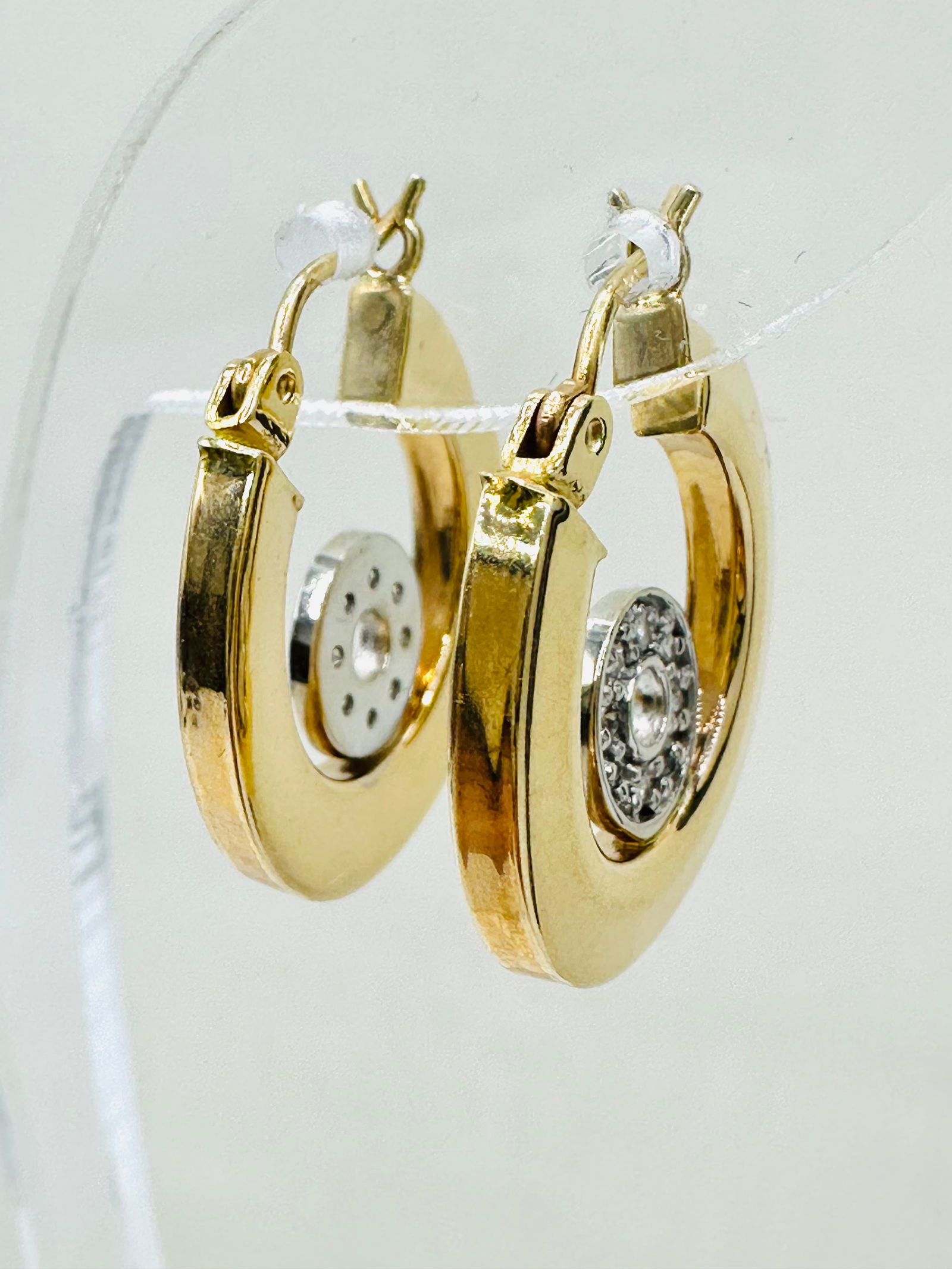 Pair of Natural Diamond Polished Square Hoops Earrings, 14KT Yellow and White Gold # 2571: # 2571 Pair of Natural Diamond Polished Square Hoops Earrings, 14KT Yellow and White Gold 16 pieces diamond 0.12 carat(t.w.) Earrings Weight: 2.90 grams(t.w.) Click-Top Closure Earrings Size: 20 mm X2