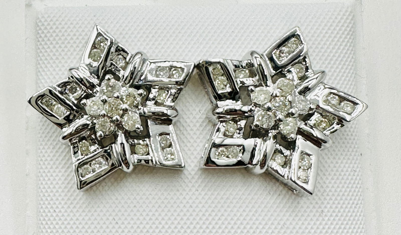 Pair of Natural Diamond Star Earrings, 18KT White Gold # 2576: # 2576 Pair of Natural Diamond Star Earrings, 18KT White Gold 42 pieces diamond 0.88 carat(t.w.) Earrings Weight: 8.90 grams(t.w.) Post back closure Earrings Size: 17 mm X 17 mm