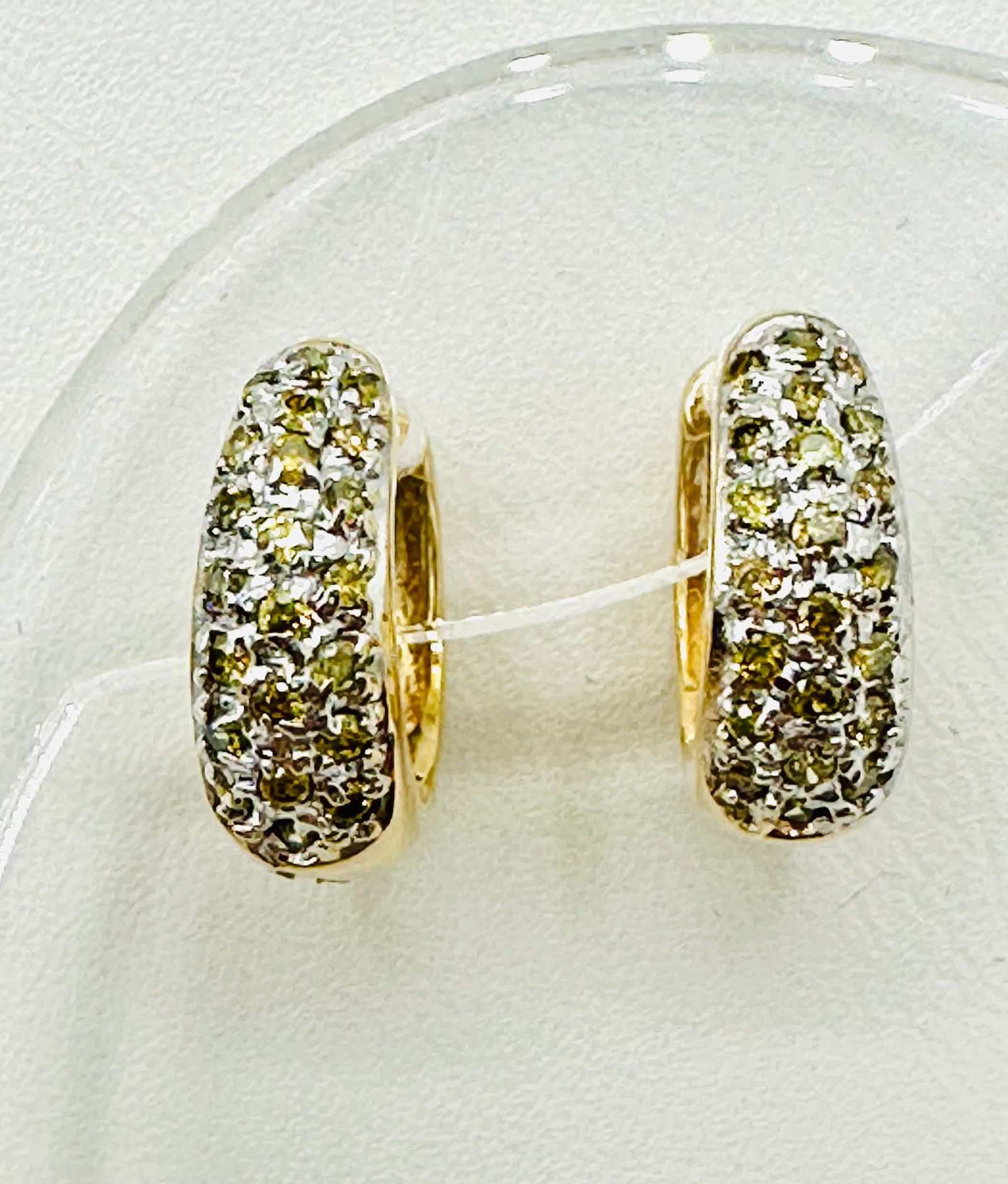 Pair of Natural Diamond Small Huggies Earrings, 14KT Yellow Gold # 2630: # 2630 Pair of Natural Diamond Small Huggies Earrings, 14KT Yellow Gold 44 pieces diamond 0.38 carat(t.w.) Earrings Weight: 3.40 grams(t.w.) Hinge hoop closure Earrings Size: 12.5 mm X 5 mm