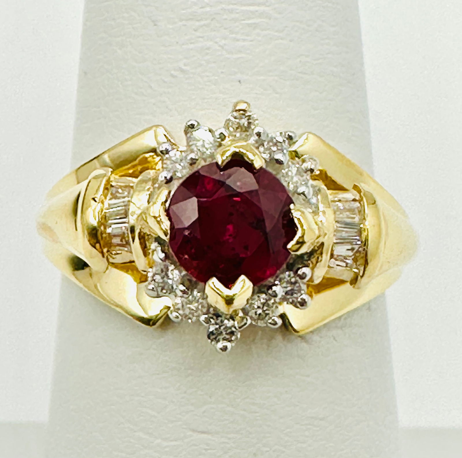 Natural Diamond and Ruby Ring,14KT Yellow Gold # 2687: # 2687 Natural Diamond and Ruby Ring,14KT Yellow Gold 16 pieces diamond 0.25 carat(t.w.) 1 piece ruby 0.95 carat Ring Weight: 3.90 grams(t.w.) Ring Size: 6.5