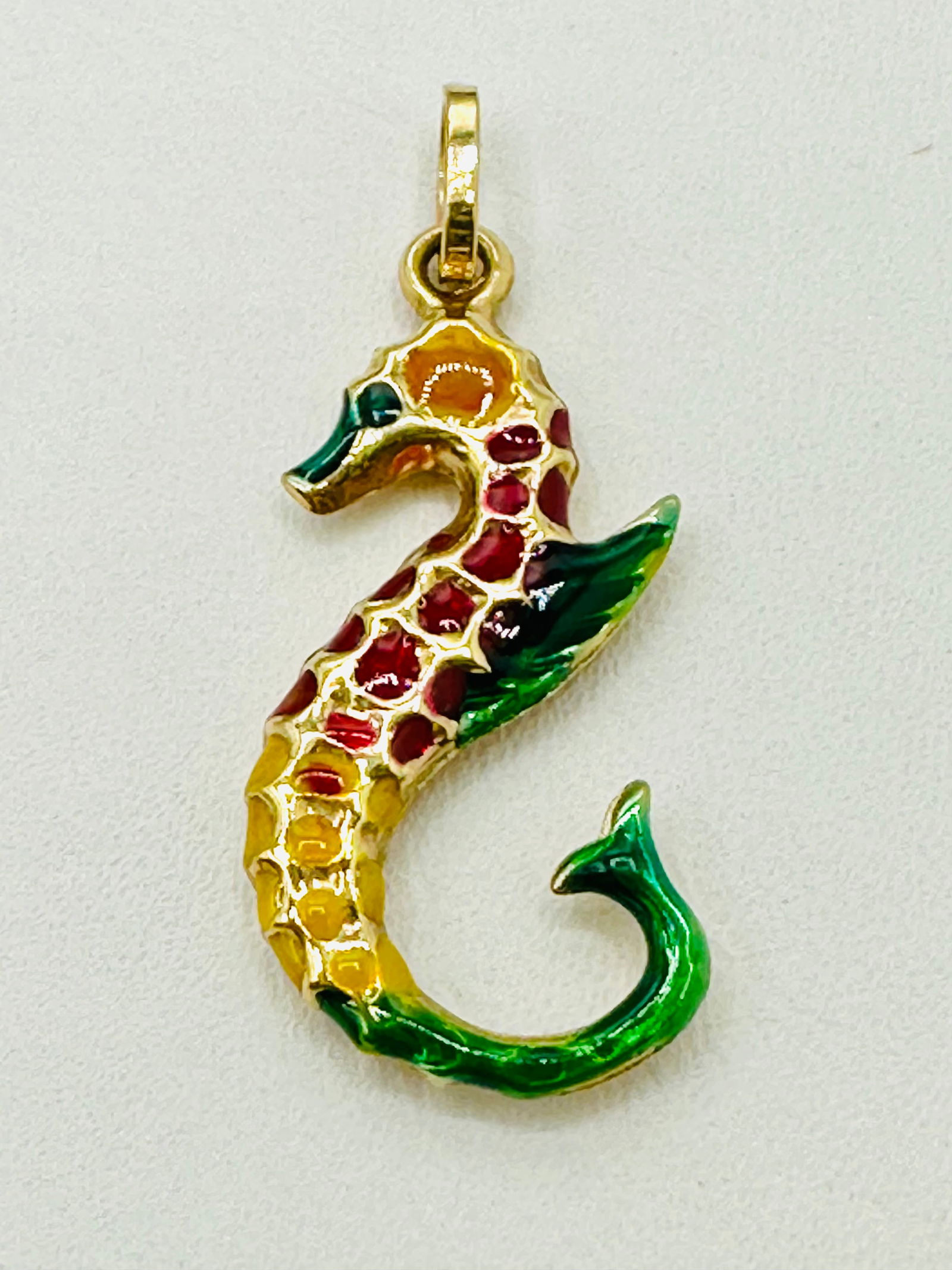 14KT Yellow Gold, Sea Horse Charm With Multi Color Enamel # 2707: # 2707 14KT Yellow Gold, Sea Horse Charm With Multi Color Enamel Weight: 0.70 grams (t.w.) Size: 27 mm X 11 mm