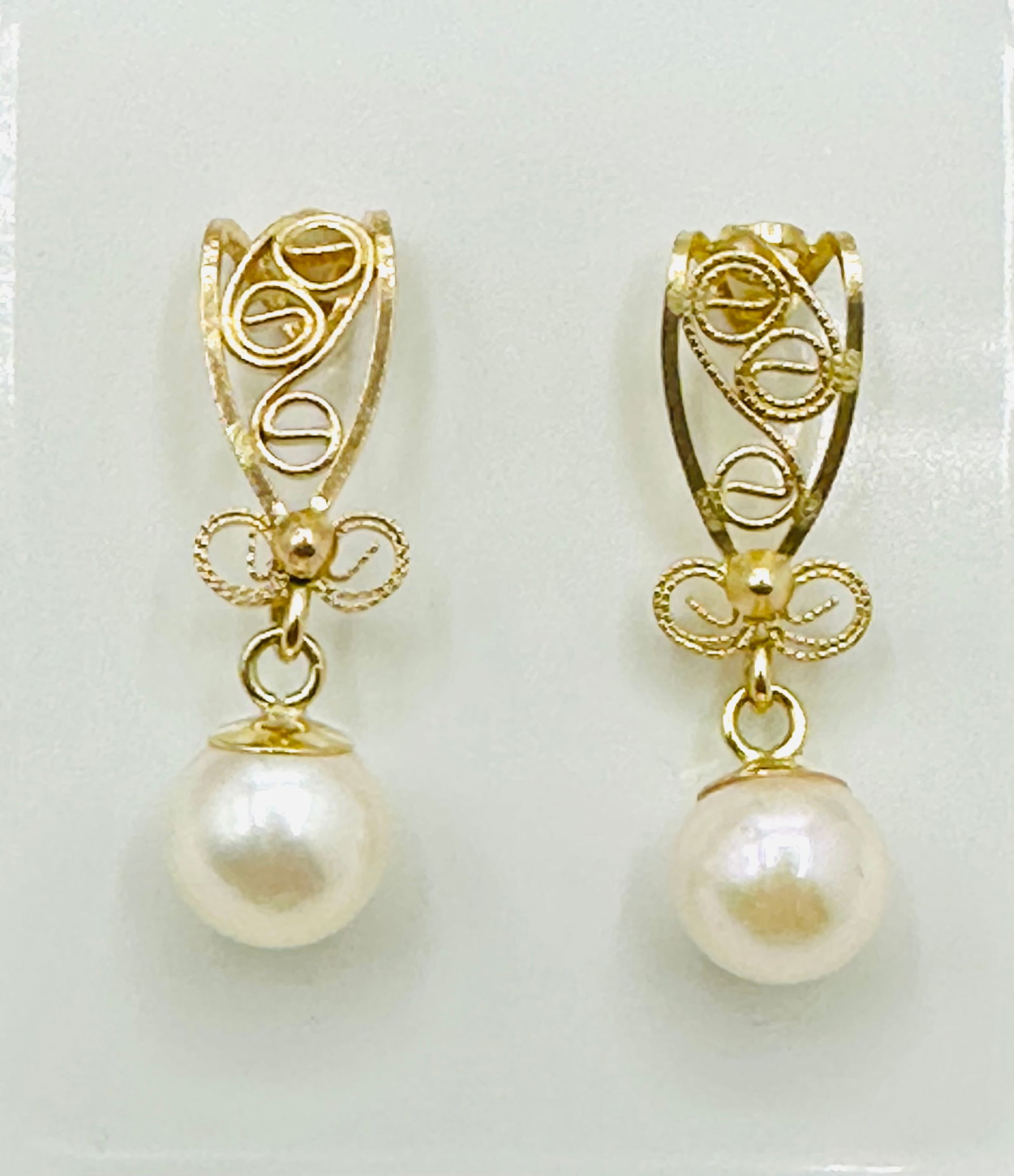 14KT Yellow Gold,Pair of Cultured Pearl Hanging Earrings # 2708: # 2708 14KT Yellow Gold,Pair of Cultured Pearl Hanging Earrings 2 pieces 7—7.5 mm pearl Earrings Weight: 2.90 grams(t.w.) Earrings Size: 24 mm X 7 mm