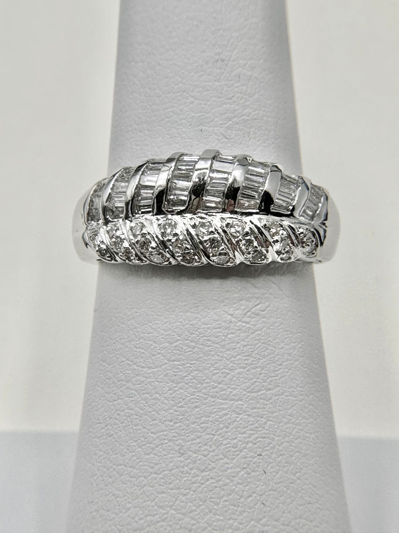 18KT White Gold Natural Round And Baguette Diamond Ring Size 6.25 - J11143 (1 of 3)