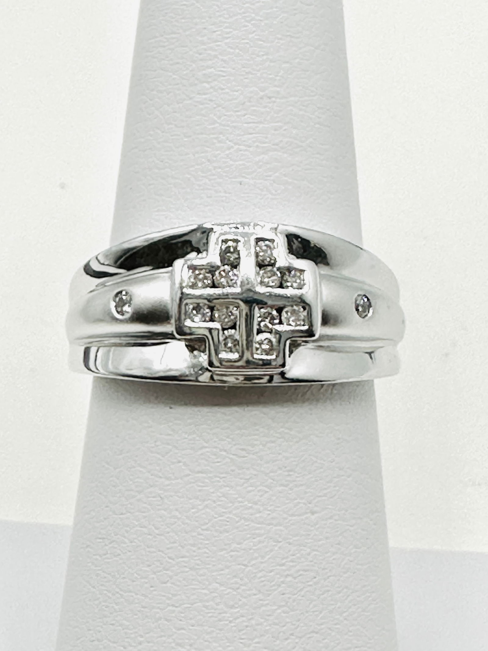 14KT White Gold Diamond Cross Band Ring Size 7 - J11342 (1 of 3)