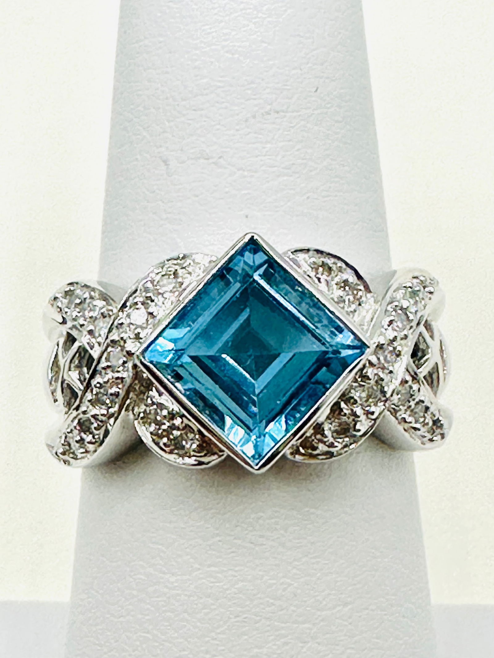 14KT White Gold Natural Diamond And Blue Topaz Ring Size 6.75 - J11449 (1 of 3)
