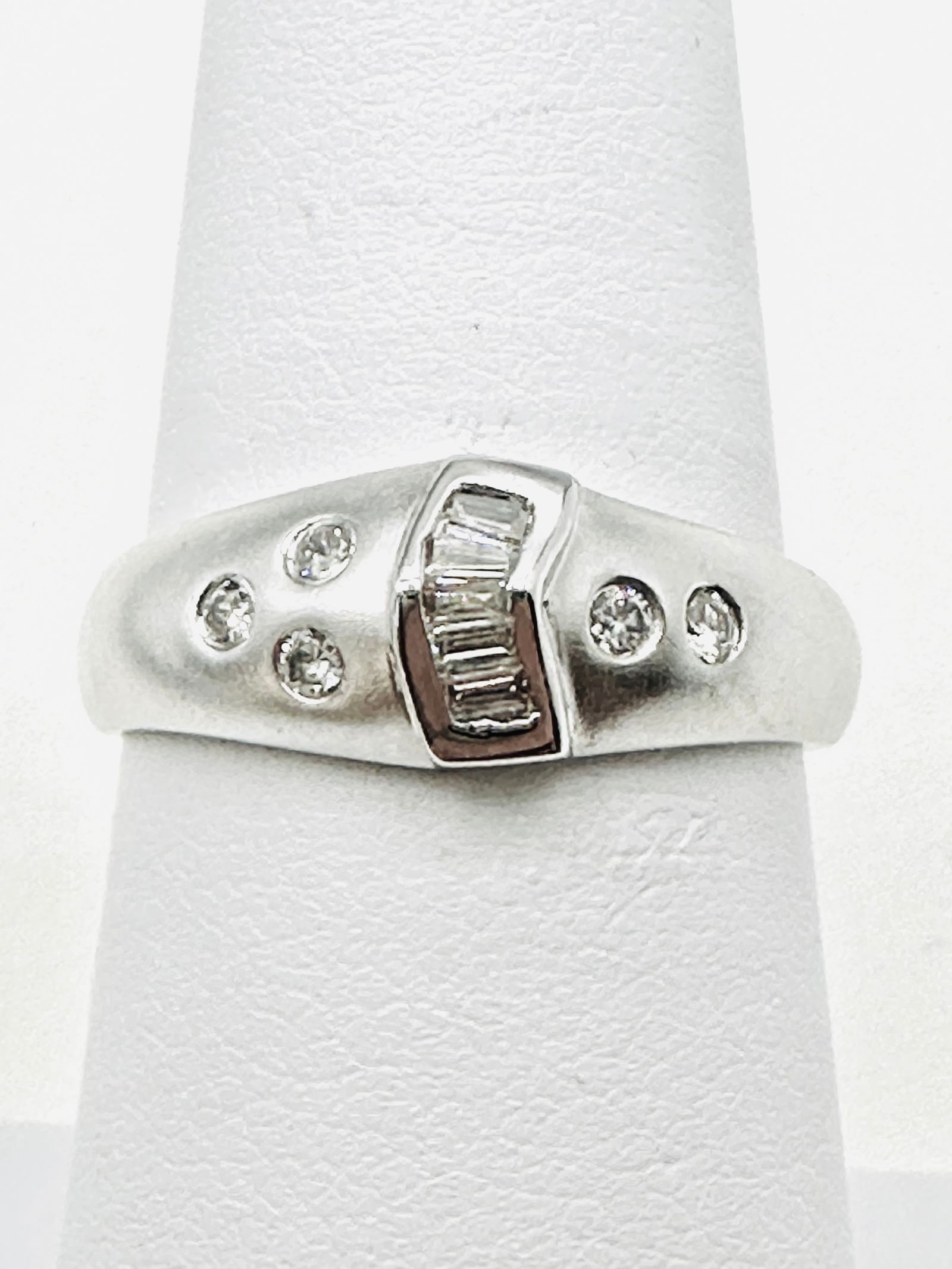 14Karat White Gold Natural Diamond Ring Size 6.5 - J11481 (1 of 3)