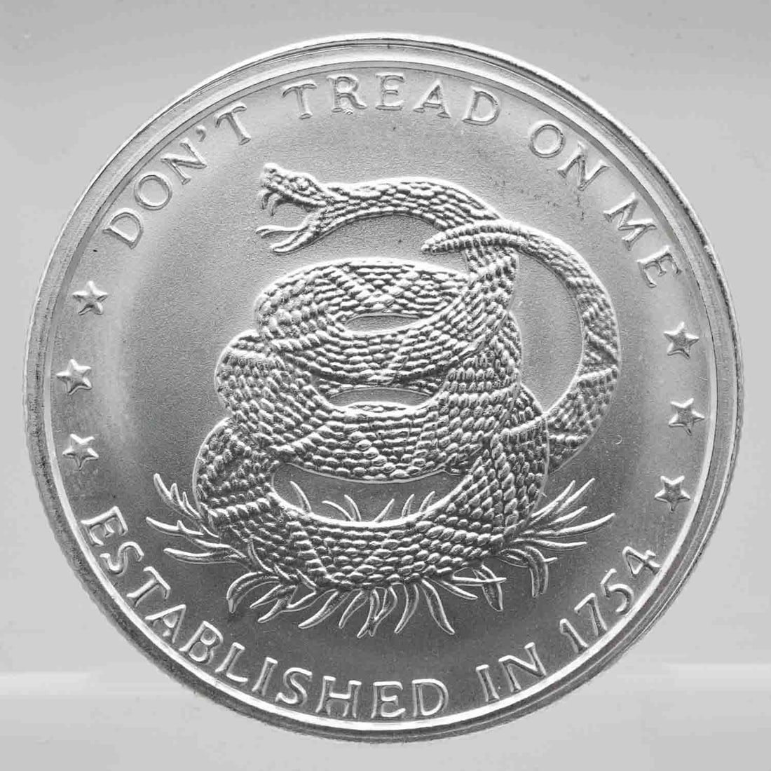 Don't Tread On Me 1oz Silver Round: Subject: Don't Tread On Me 1oz Silver Round Medium: 999 Silver Condition: MS Note: Any condition statement is given as an opinion and should not be treated as a statement of fact. Please see photos to