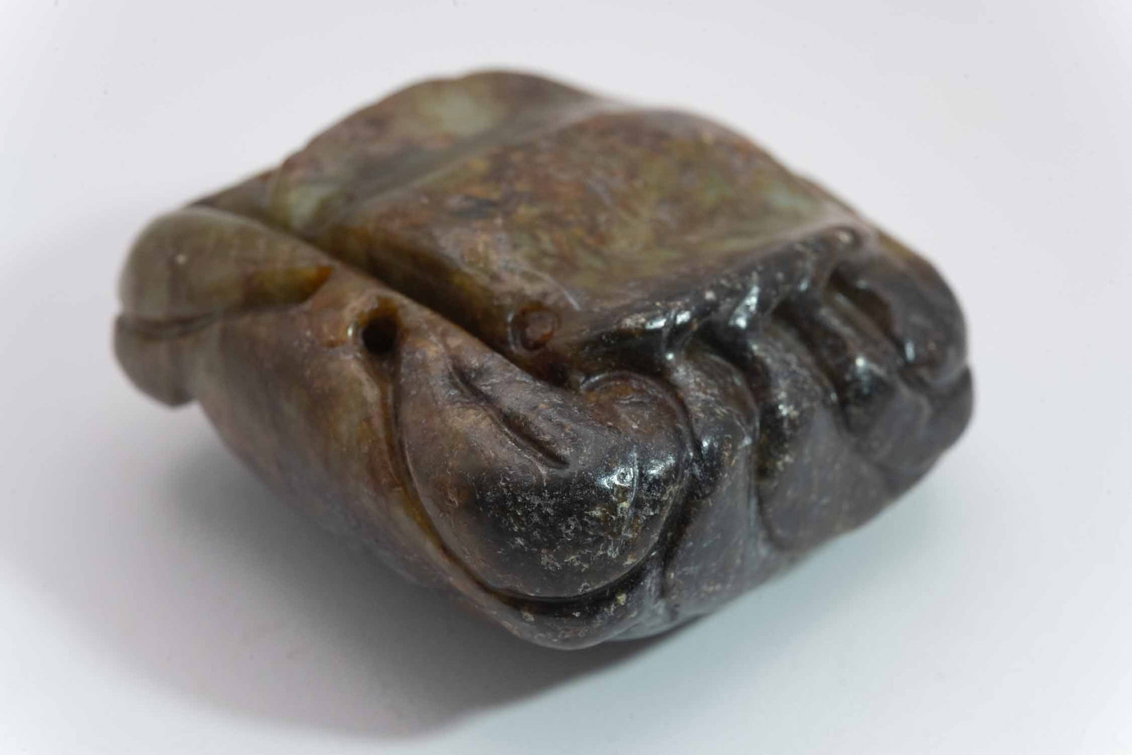 Old Chinese Carved Xiu Jade Crab Figure: Medium: Xiu Jade Size: 2x2x1 inches Age/Detail: Old Chinese Carved Condition: great overall, check photo for condition reference. Provenance: Collection from Estate in Williamsburg LiveShipping is NOT