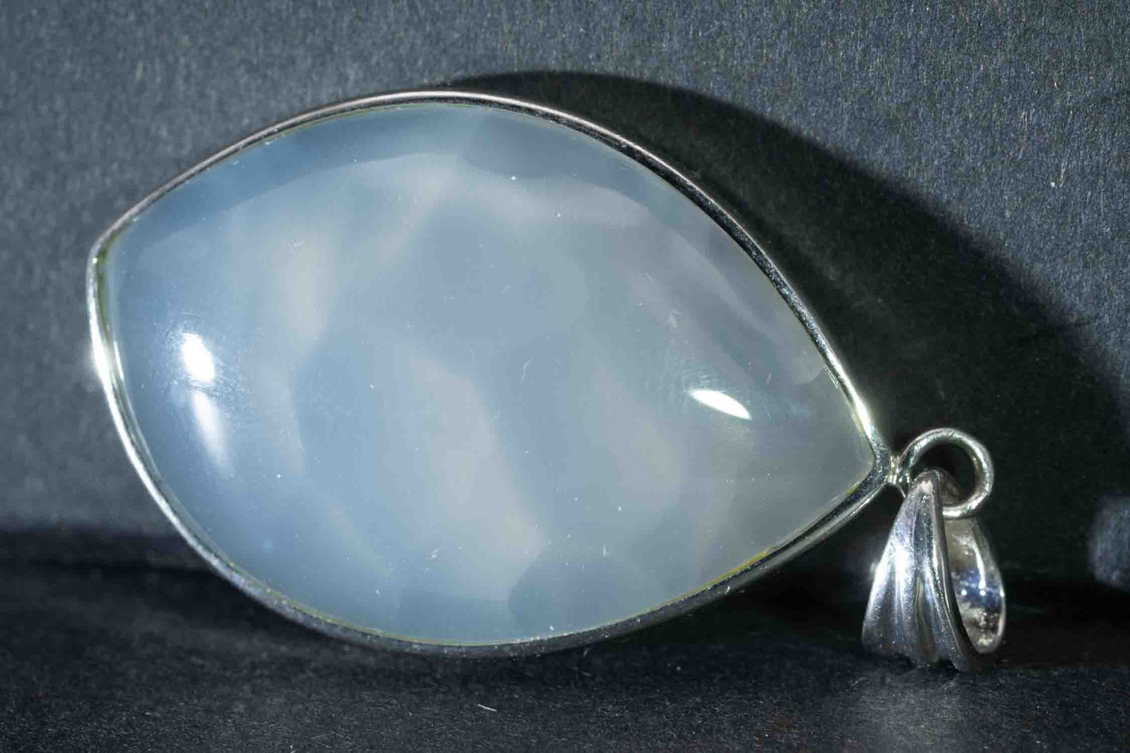 Vintage Natural Opal Pendant: Medium: Opal Size: 1.3x0.8x0.3 inches Age/Detail: Vintage Natural Condition: great overall, check photo for condition reference. Provenance: Collection from Estate in Williamsburg LiveShipping is NOT