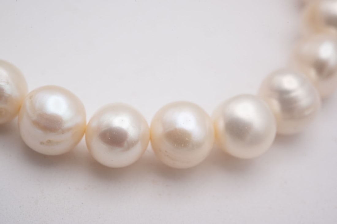 Pearl Bracelet: Medium: Pearl Size: 0.3 inches Age/Detail: Condition: great overall, check photo for condition reference. Provenance: Collection from Estate in Tribecca LiveShipping is NOT a part of the auction house