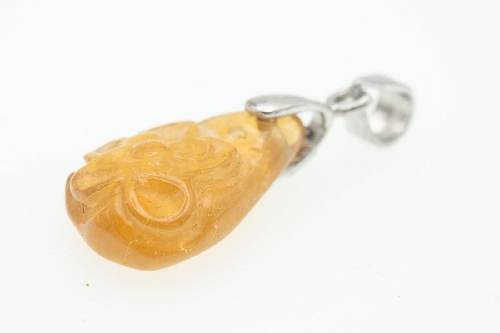 Sterling Silver Latch Yellow Jade Flower Pendant: Medium: Yellow Jade Size: 0.5x0.25 inches Age/Detail: Sterling Silver Latch Condition: Great, check photo for detail Provenance: Collection from Estate in Tribecca Please view all the photos as they a