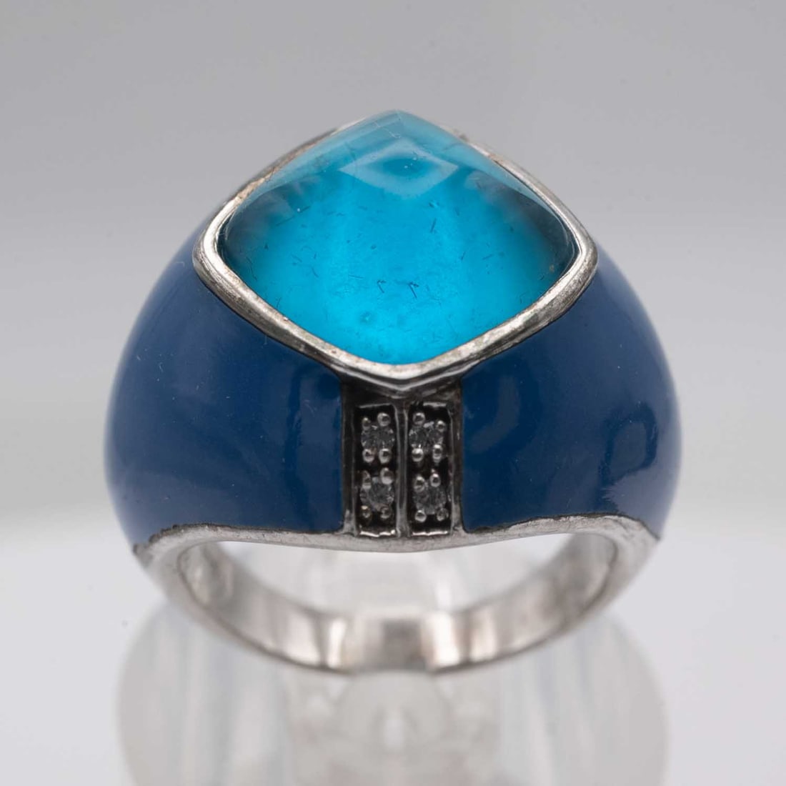 Sterling Silver Blue Stone Or Glass Costume Ring: Medium: Blue Stone Or Glass Size: US7, 11.6gram Age/Detail: Sterling Silver Condition: great overall, check photo for condition reference. Provenance: Collection from Estate in Williamsburg LiveShippi